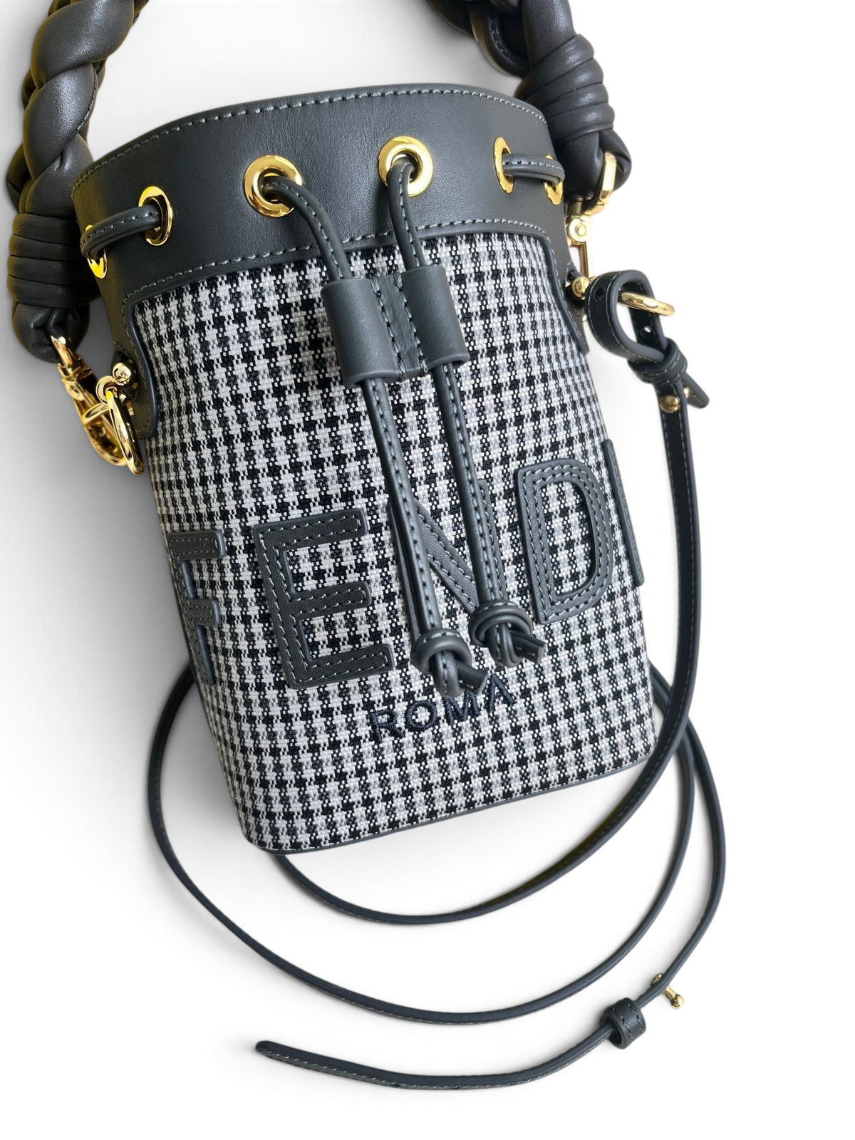 SWORD LUXURY Fendi Mini Mon Tresor kova çanta, siyah beyaz ekose desenli kumaş, deri detaylar ve altın tonlu donanım.