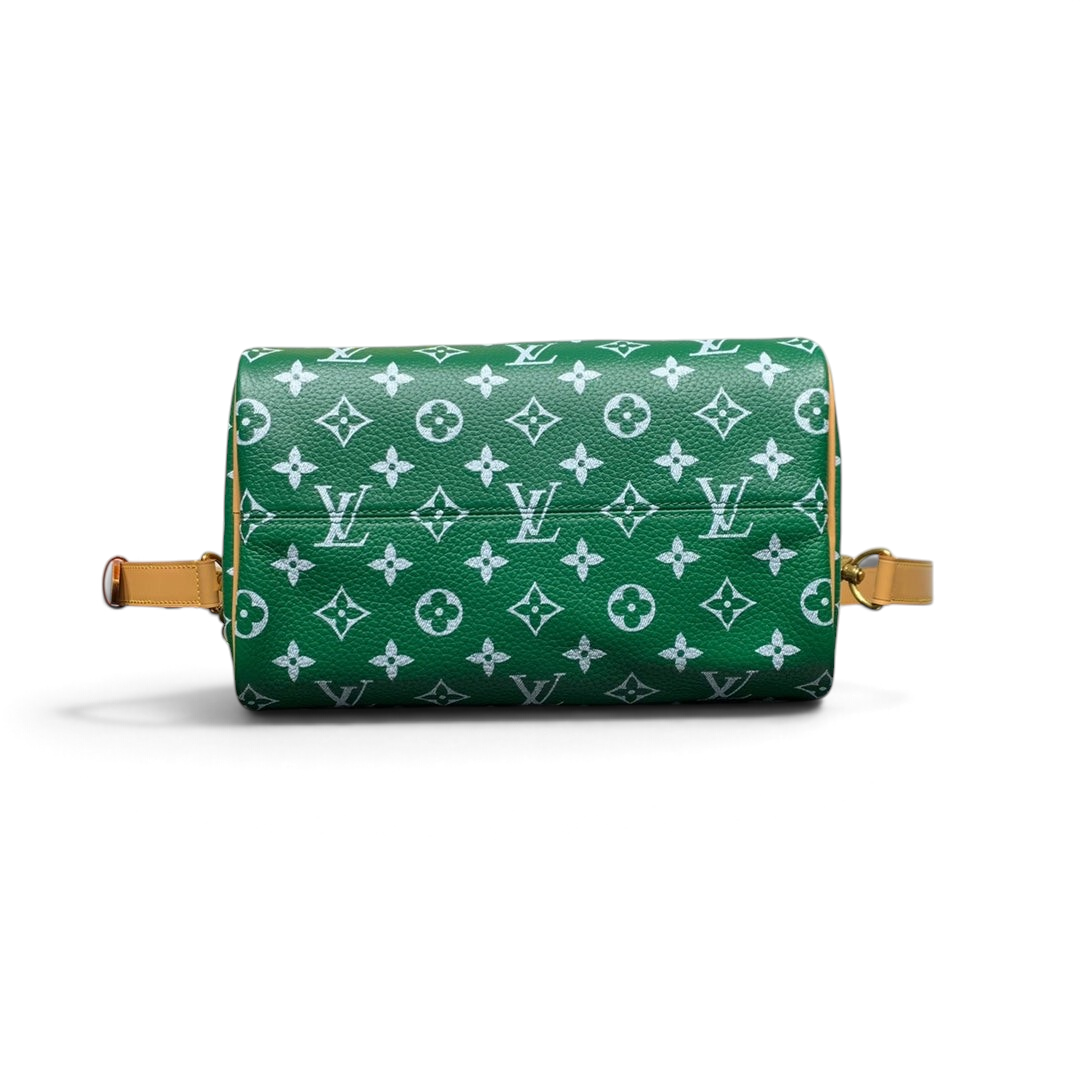 SWORD LUXURY Speedy Bandoulière 25 çanta, yeşil monogram kabartmalı deri, altın donanım ve doğal deri detaylı.