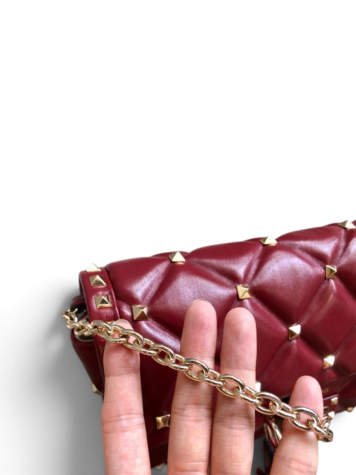 SWORD LUXURY bordo kapitone deri omuz çantası, altın rengi metal zincir askı ve ikonik piramit çivili detaylar.