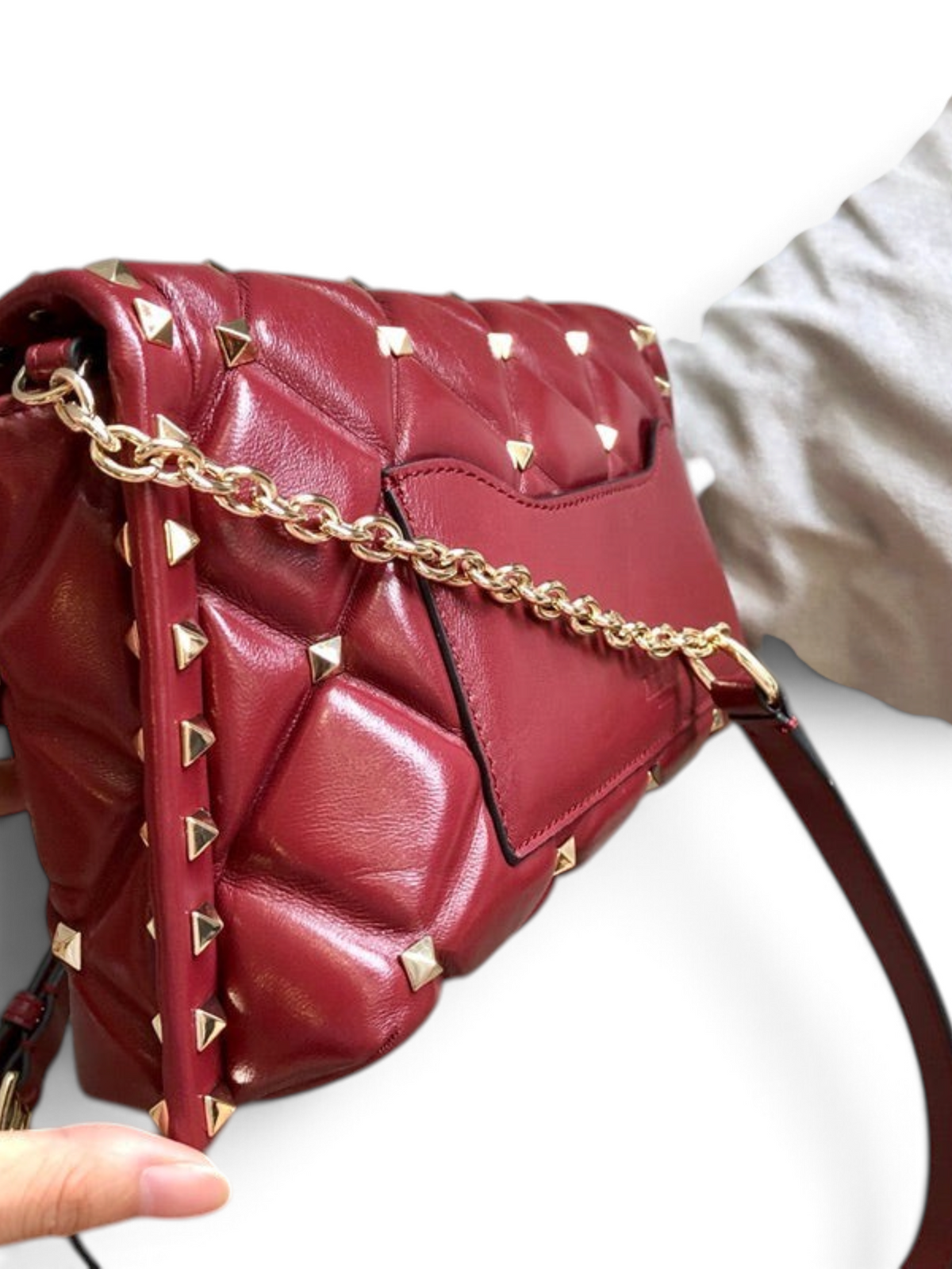 SWORD LUXURY bordo rengi kapitone deri omuz çantası, altın rengi piramit zımba detaylı ve şık zincir askılı tasarım.