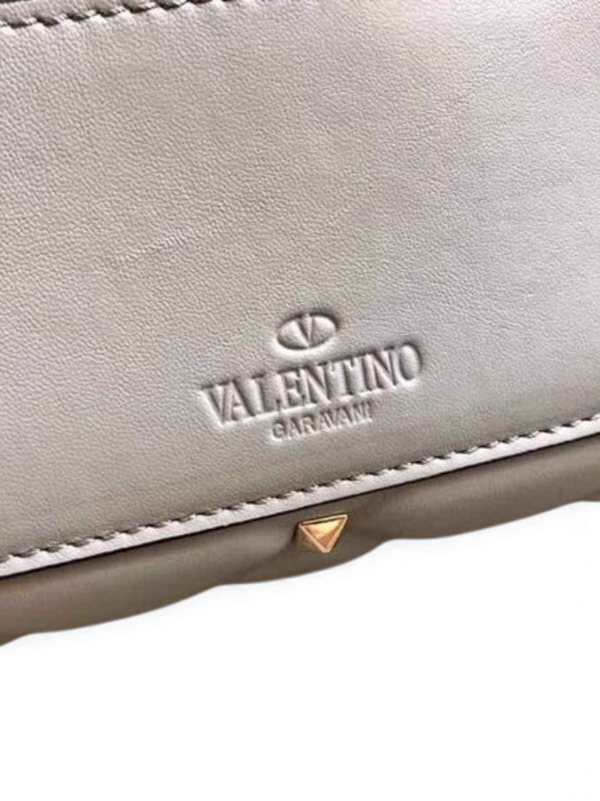 SWORD LUXURY gri deri kapitone omuz çantası, üzerinde ikonik piramit çiviler ve Valentino Garavani logosu detaylı.