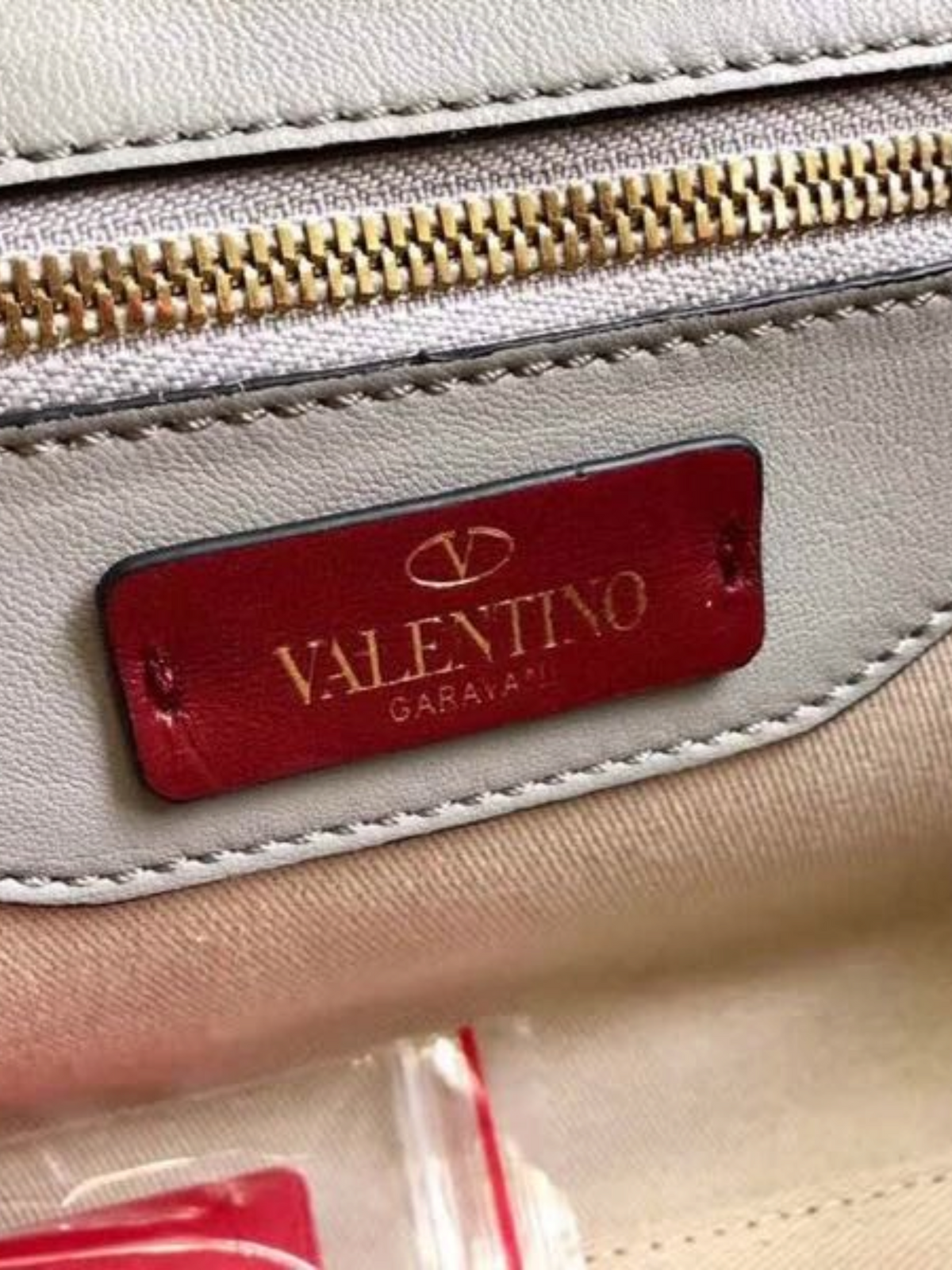 SWORD LUXURY Roman Stud çanta iç detayı, kırmızı deri logo etiketi ve altın rengi fermuar ile kaliteli astar.
