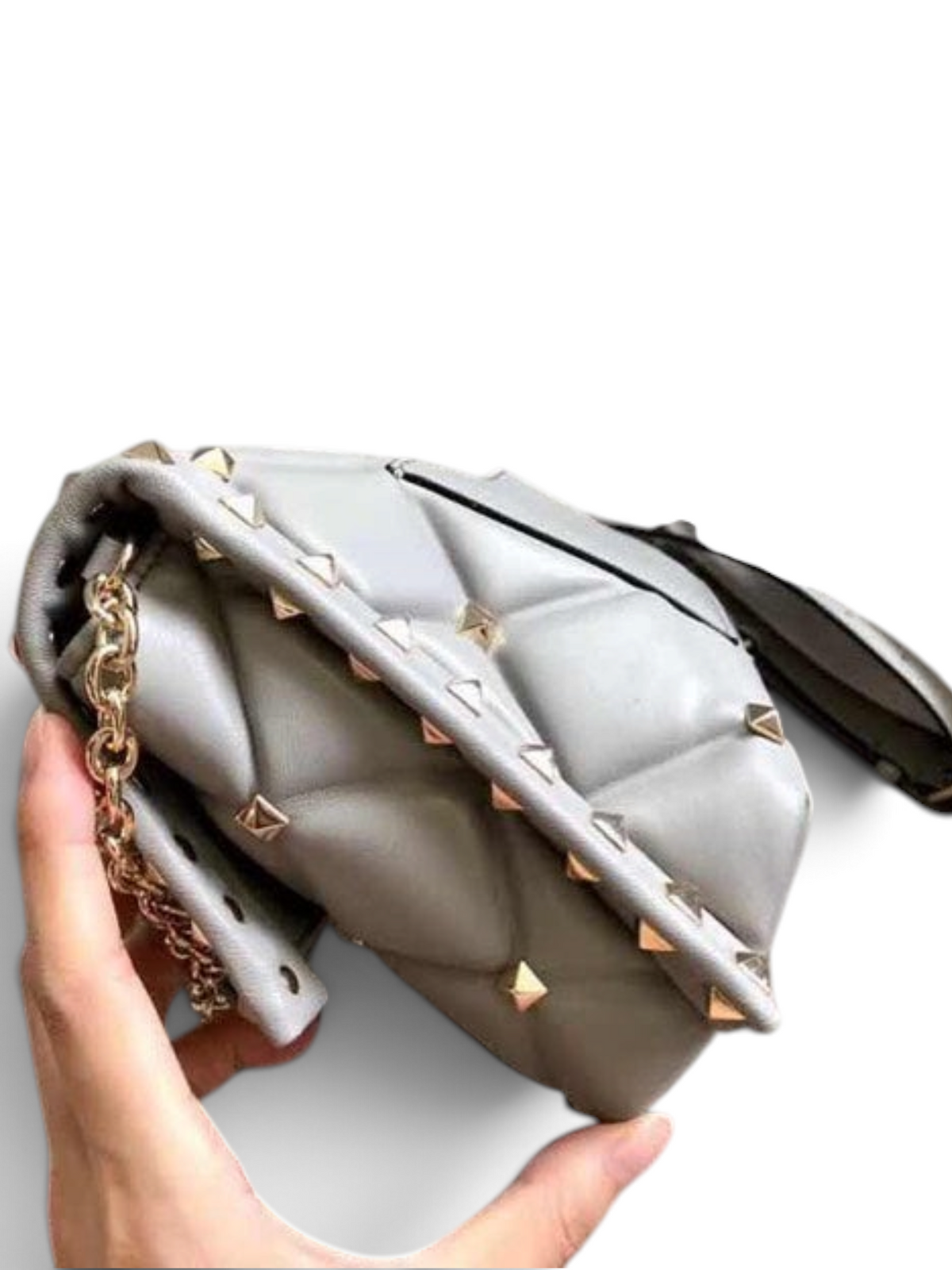 SWORD LUXURY gri kapitone deri omuz çantası, altın rengi piramit zımbalı ve şık zincir detaylı tasarım.