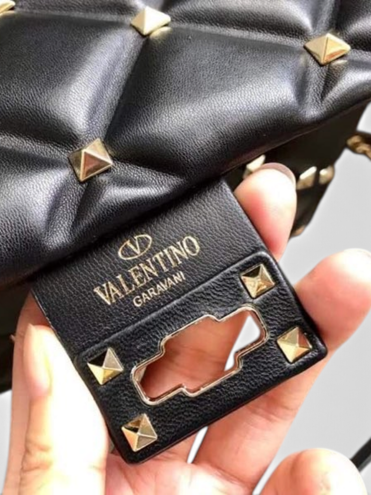 SWORD LUXURY siyah kapitone deri omuz çantası, altın rengi piramit zımbalı ve Valentino Garavani logolu detaylı tasarım