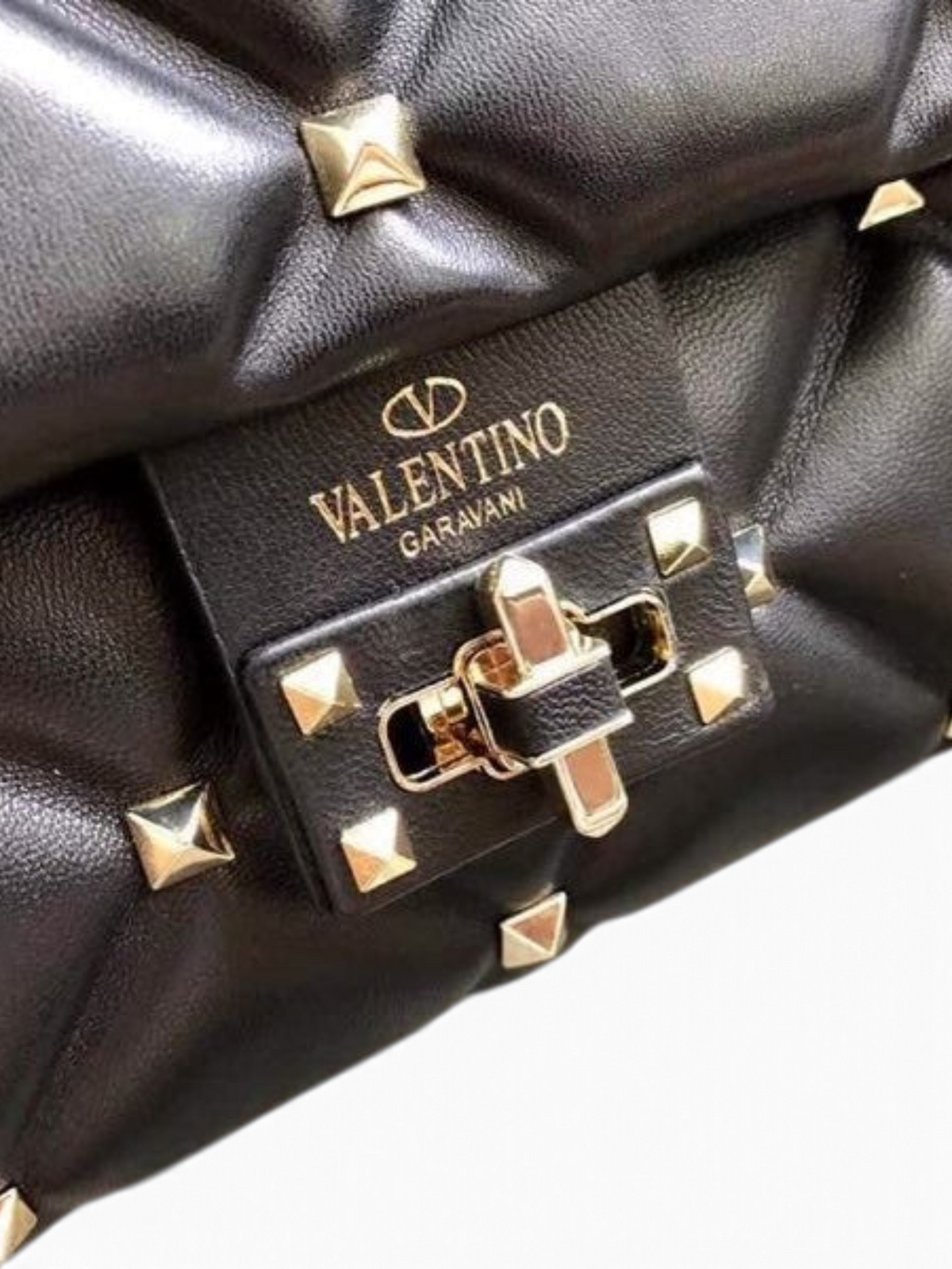 SWORD LUXURY siyah kapitone deri omuz çantası, ikonik piramit çivili detaylara ve metal kilit mekanizmasına sahip.