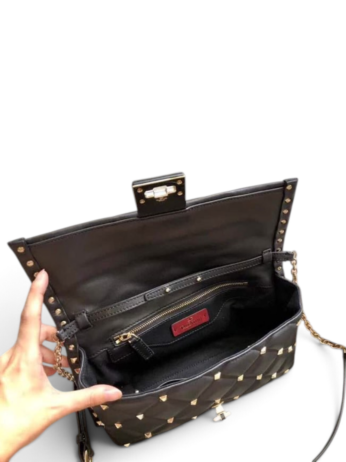 SWORD LUXURY siyah kapitone deri omuz çantası, altın rengi piramit zımbalı ve iç bölmeli şık tasarım.