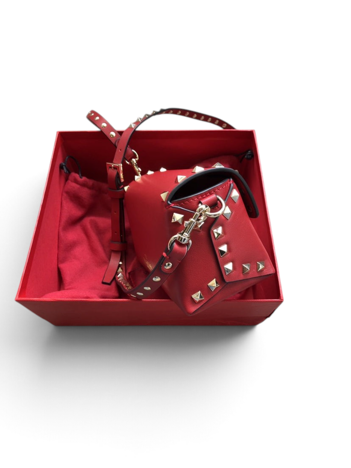 SWORD LUXURY kırmızı deri omuz çantası, piramit zımba detaylı ayarlanabilir askısı ve şık kutusu ile.