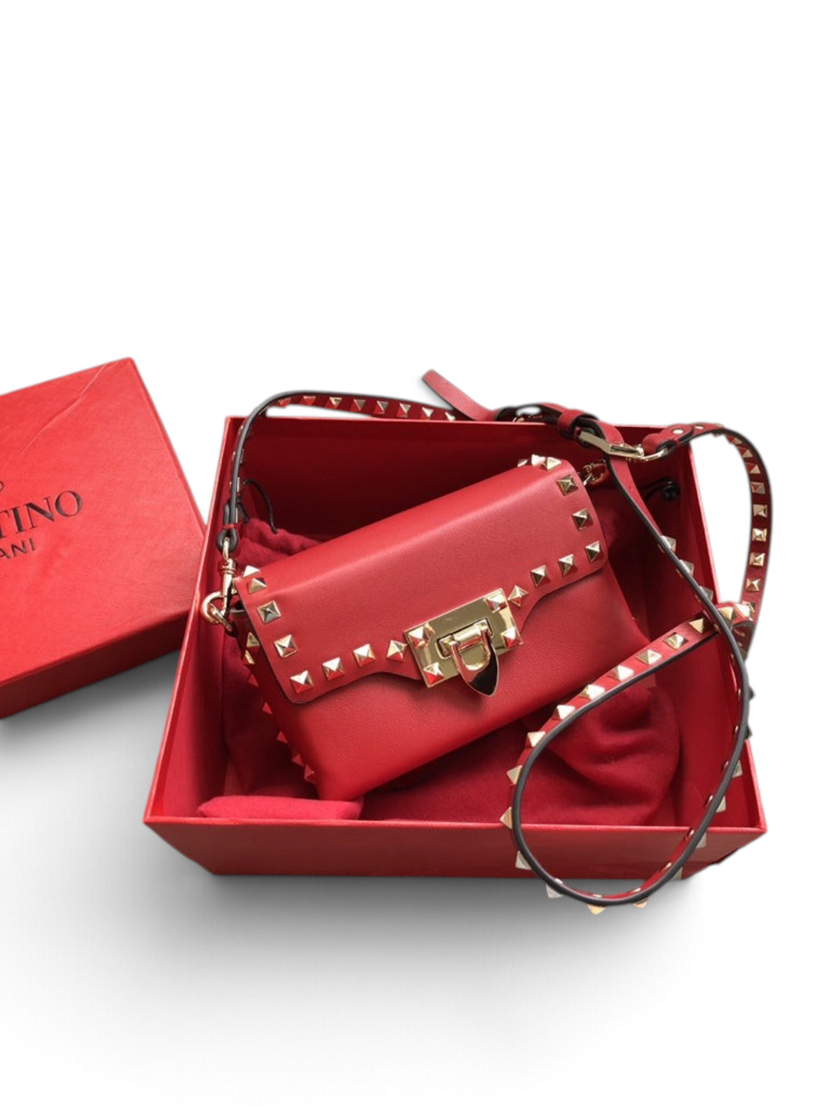 SWORD LUXURY kırmızı calfskin deri omuz çantası, altın rengi piramit zımbalı detaylar ve metal kilitli tasarım.