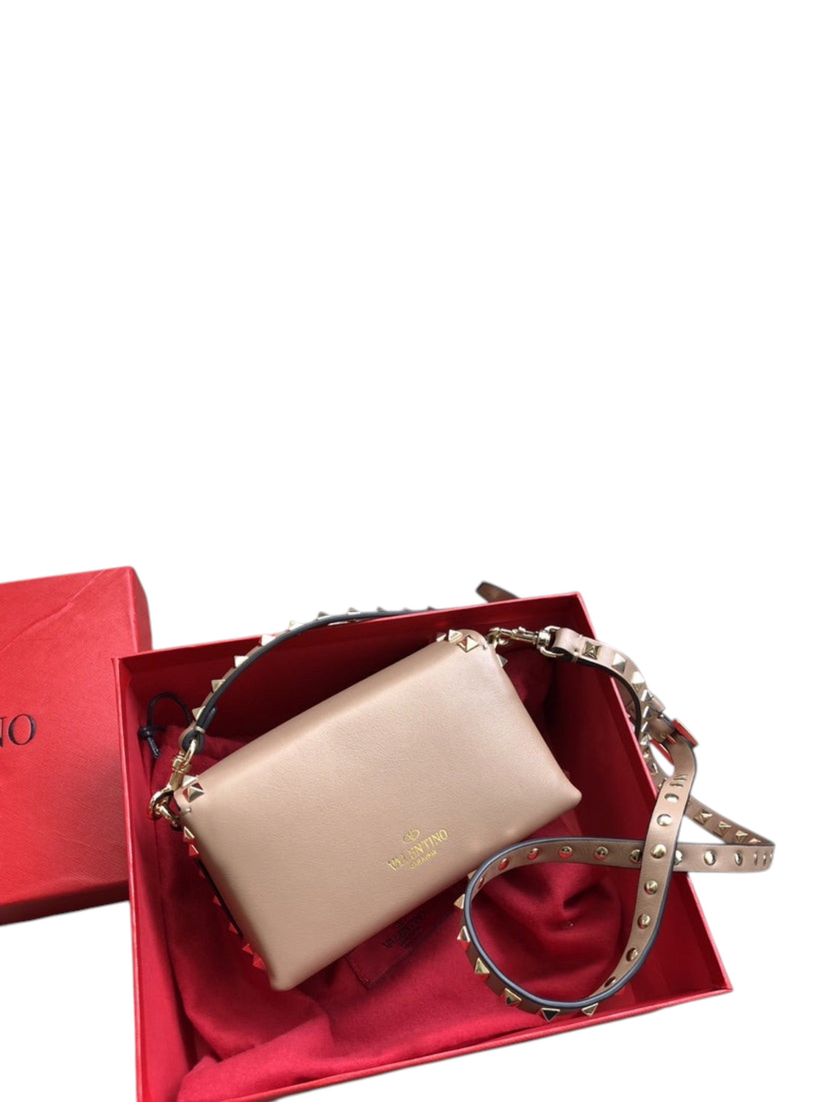 SWORD LUXURY bej rengi, piramit zımbalı, deri omuz çantası, kırmızı kutusu içinde sergileniyor.