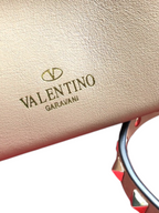 SWORD LUXURY bej renkli, piramit zımba detaylı ve Valentino Garavani logolu lüks deri omuz çantası.