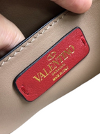 SWORD LUXURY Rockstud omuz çantası iç kısmında kırmızı deri etiket ve altın rengi Valentino Garavani logosu detayı