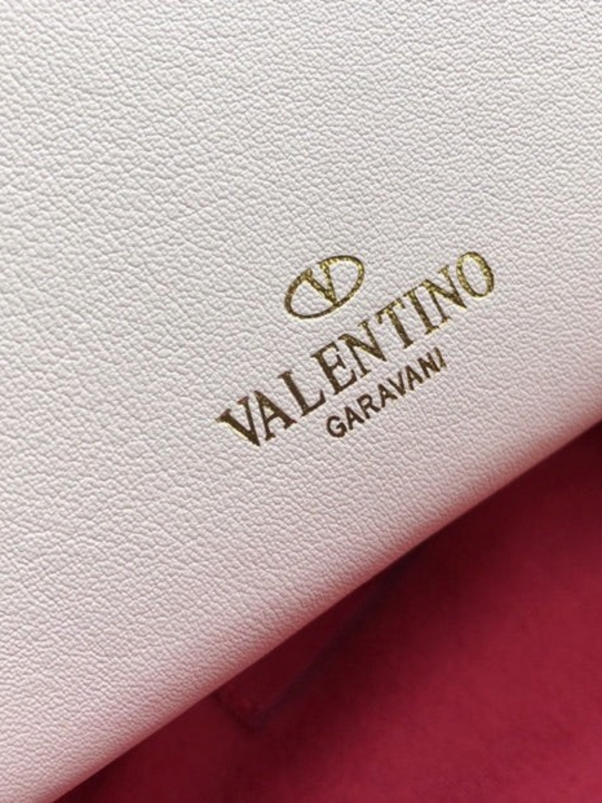 SWORD LUXURY beyaz deri Valentino Garavani omuz çantası, altın rengi logo detaylı ve şık dokulu yüzey.