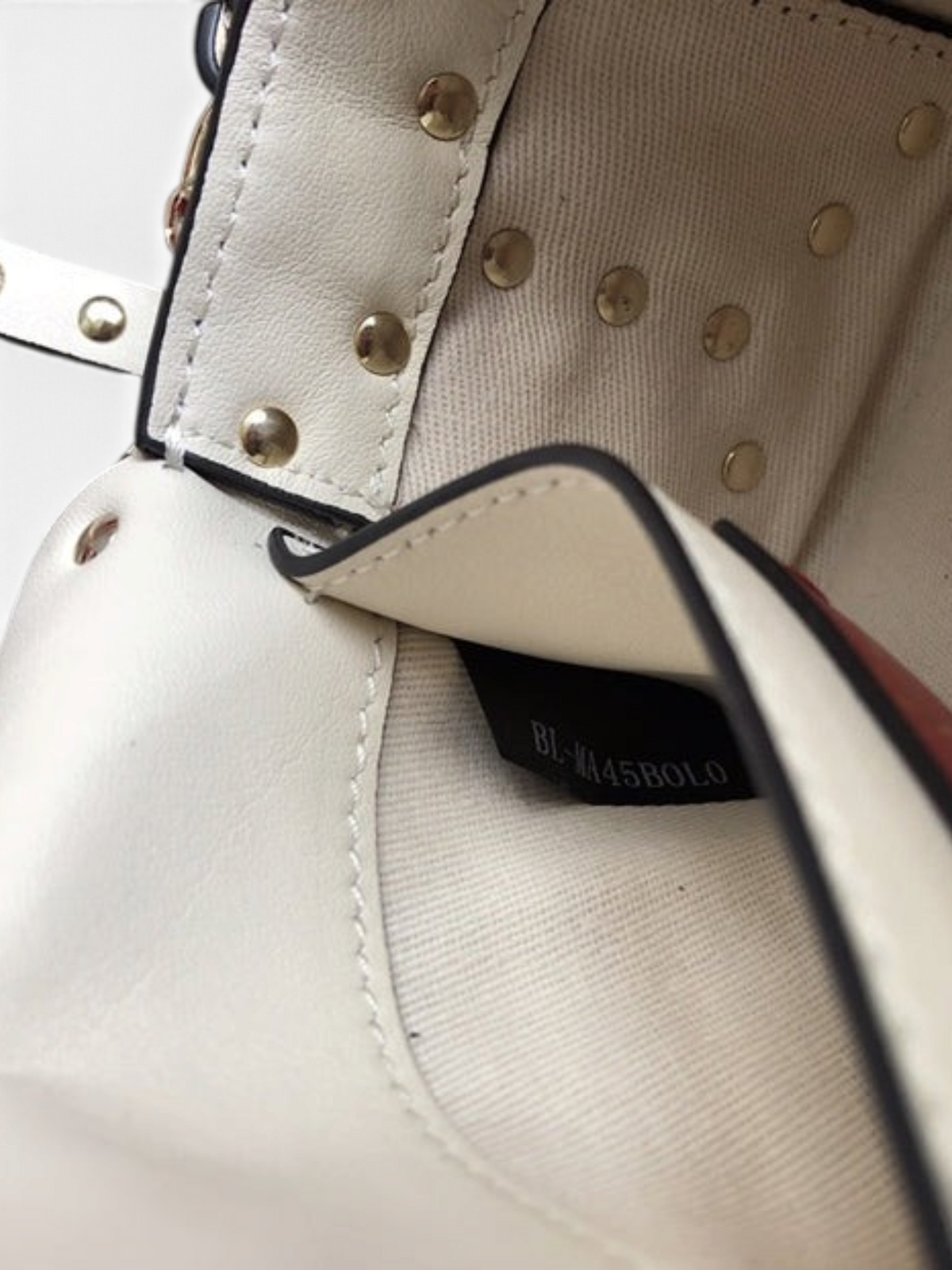 SWORD LUXURY Rockstud deri omuz çantası, iç detayları, piramit zımbalı askısı ve krem rengi iç astarı ile.