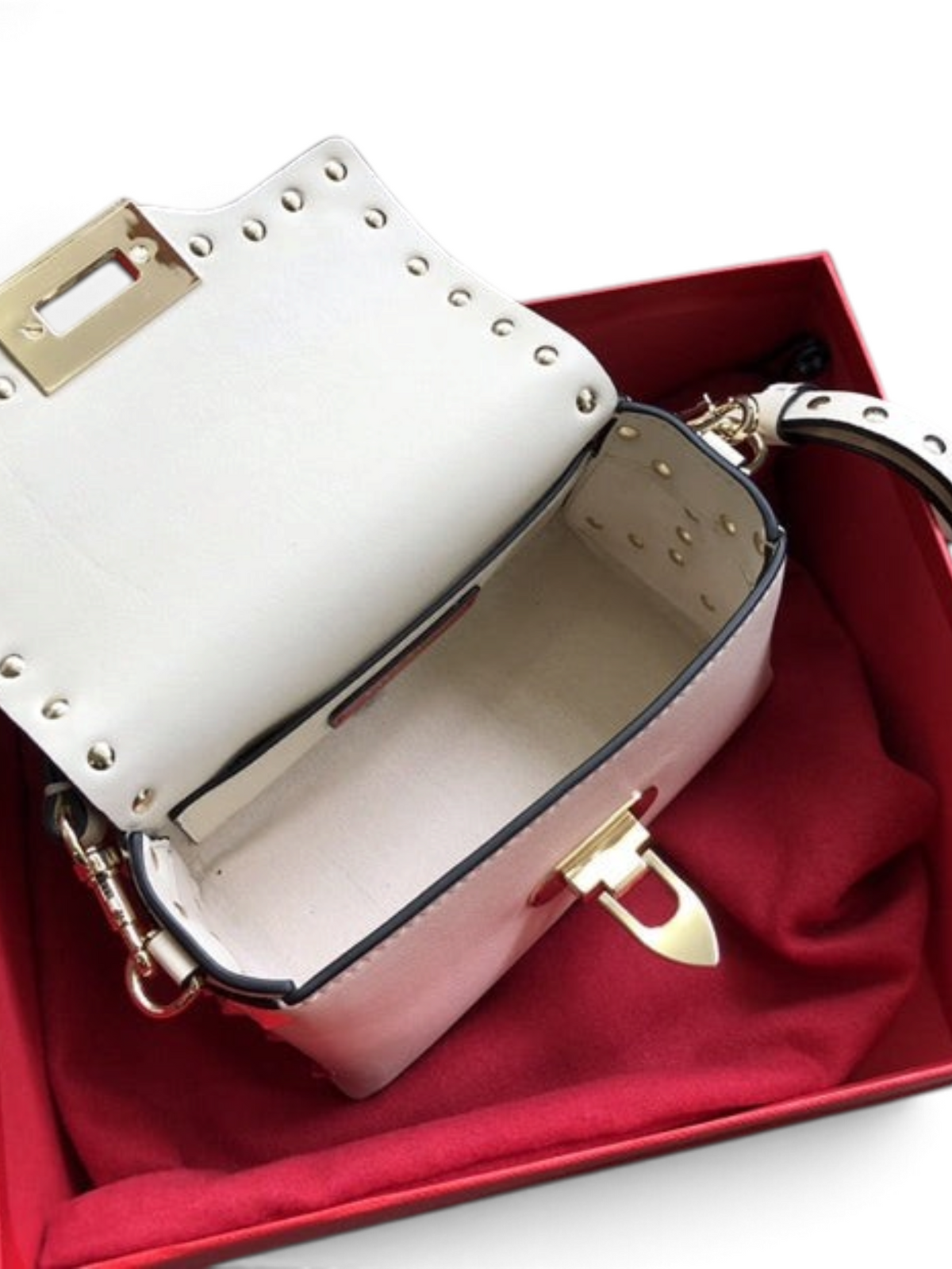 SWORD LUXURY beyaz deri Rockstud omuz çantası, altın rengi piramit zımbalı ve metal kilit detaylı, kutu içinde.