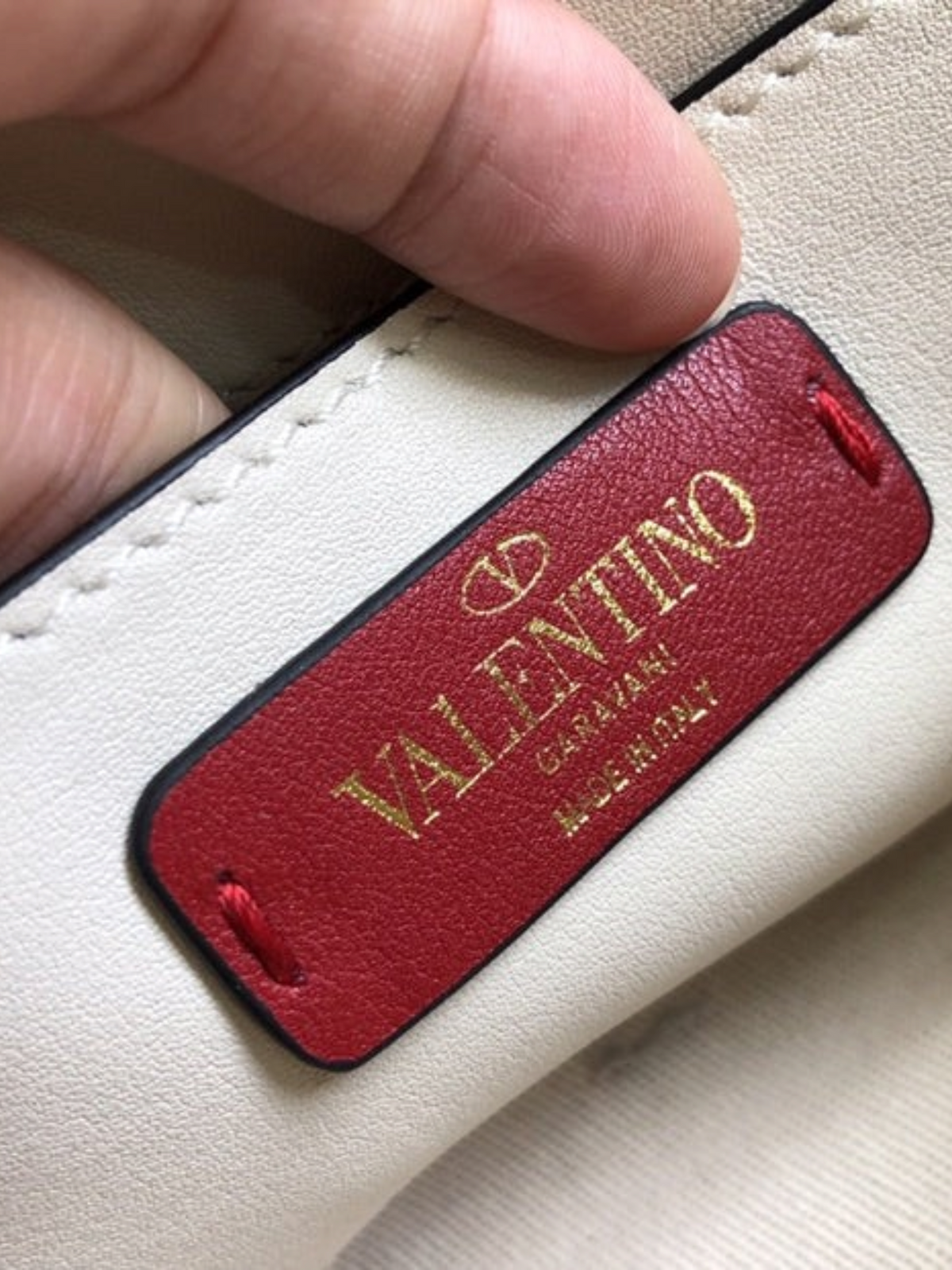 SWORD LUXURY Rockstud çanta iç kısmında kırmızı deri etiket ve altın rengi Valentino Garavani logosu detayı