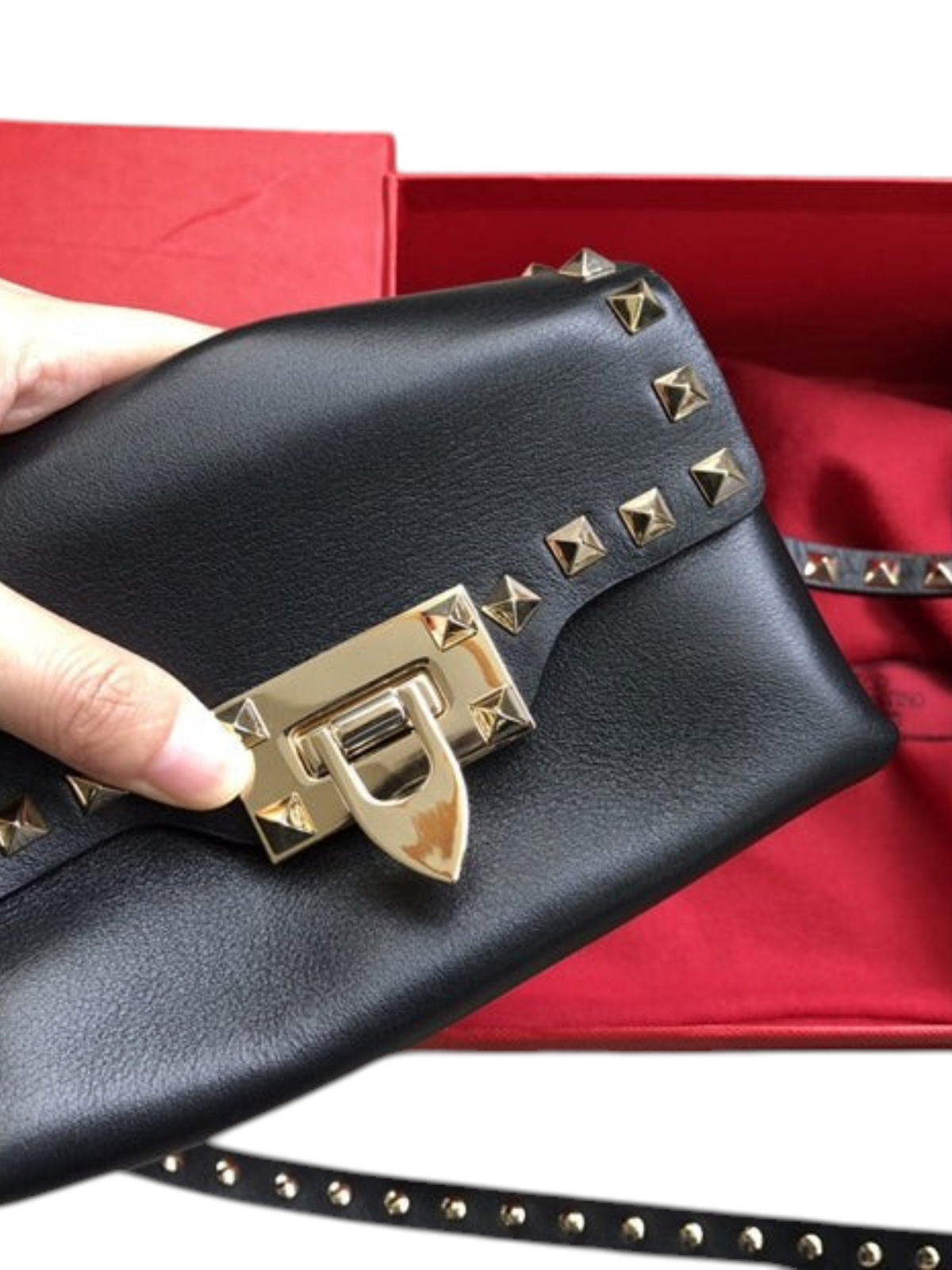 SWORD LUXURY siyah deri Rockstud omuz çantası, altın rengi piramit zımbalı detaylar ve metal kilitli tasarım.
