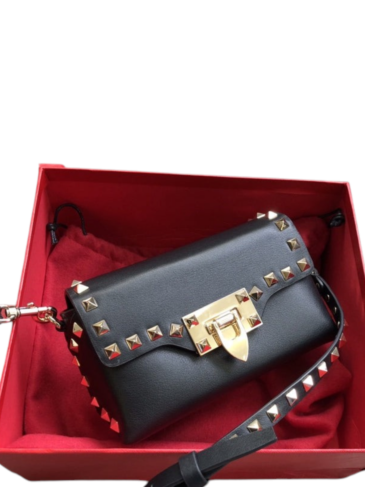 SWORD LUXURY siyah deri omuz çantası, altın rengi piramit zımbalı detaylara ve metal kilitli kapak tasarımına sahip.