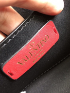 SWORD LUXURY Rockstud çanta iç kısmında kırmızı deri etiket üzerinde altın rengi Valentino logosu ve dikiş detayları