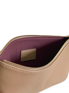 SWORD LUXURY Coussin Hobo MM çanta, iç kısmında mor astar ve altın rengi fermuar detaylı, bej deri tasarım.