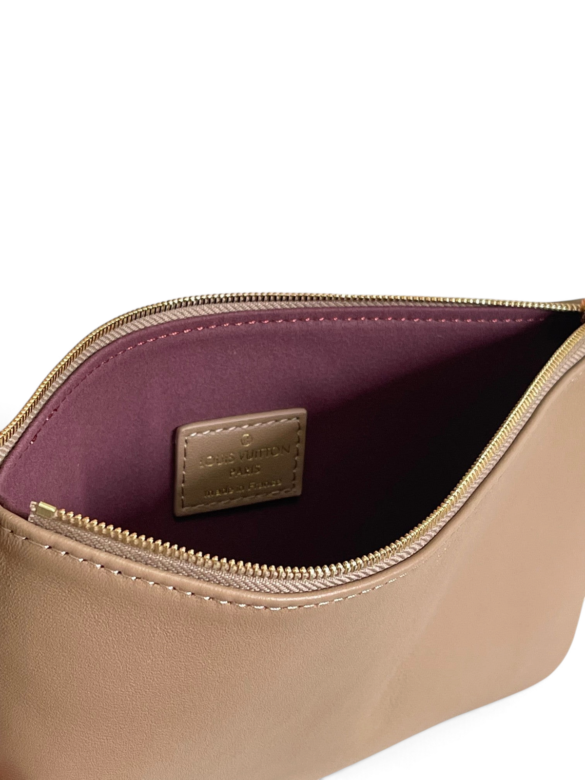 SWORD LUXURY Coussin Hobo MM çanta, iç kısmında mor astar ve altın rengi fermuar detaylı, bej deri tasarım.