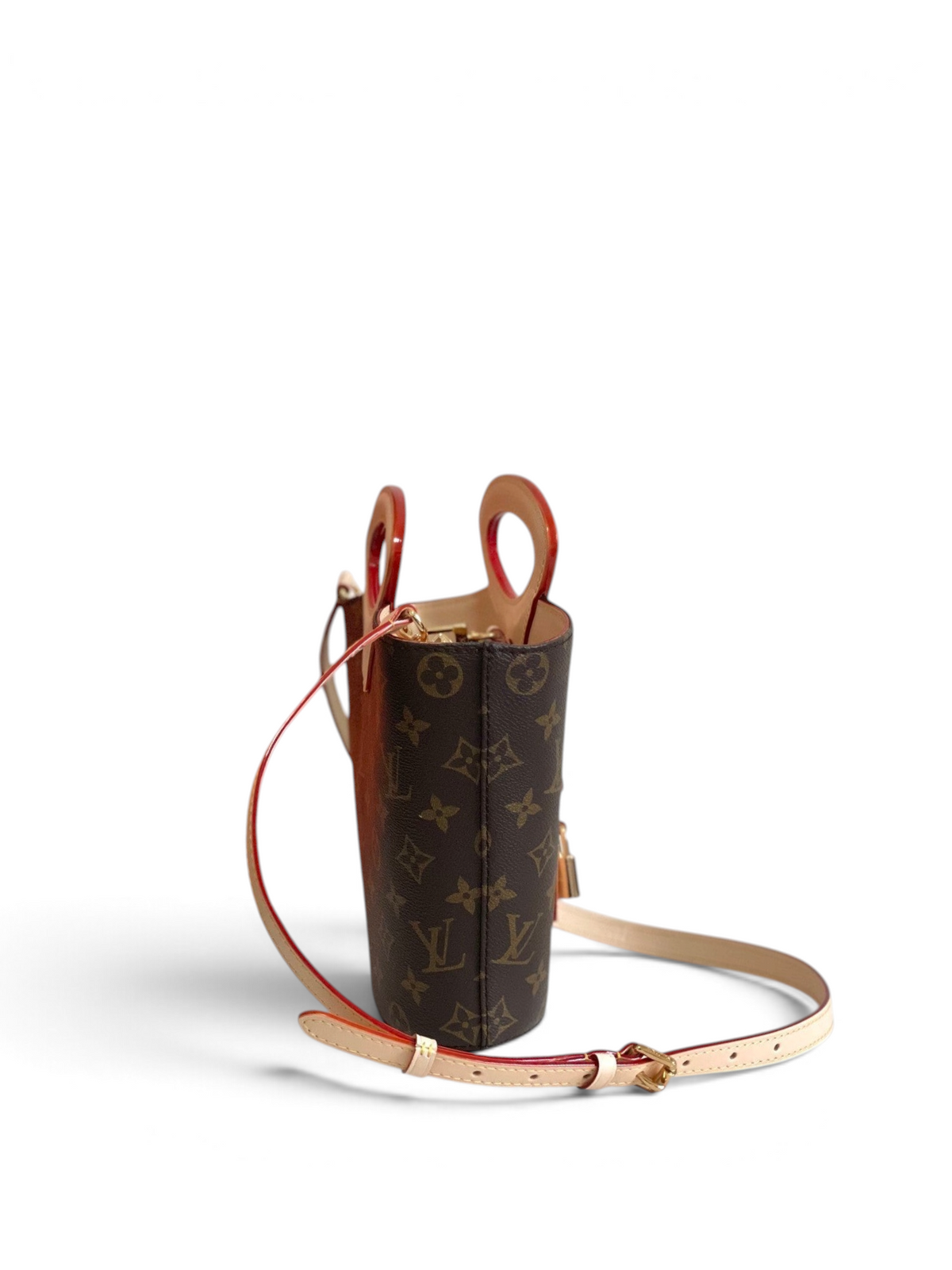 SWORD LUXURY Rivage BB çanta, ikonik Monogram kanvas, Vachetta deri detaylar ve heykelsi sap tasarımı ile.