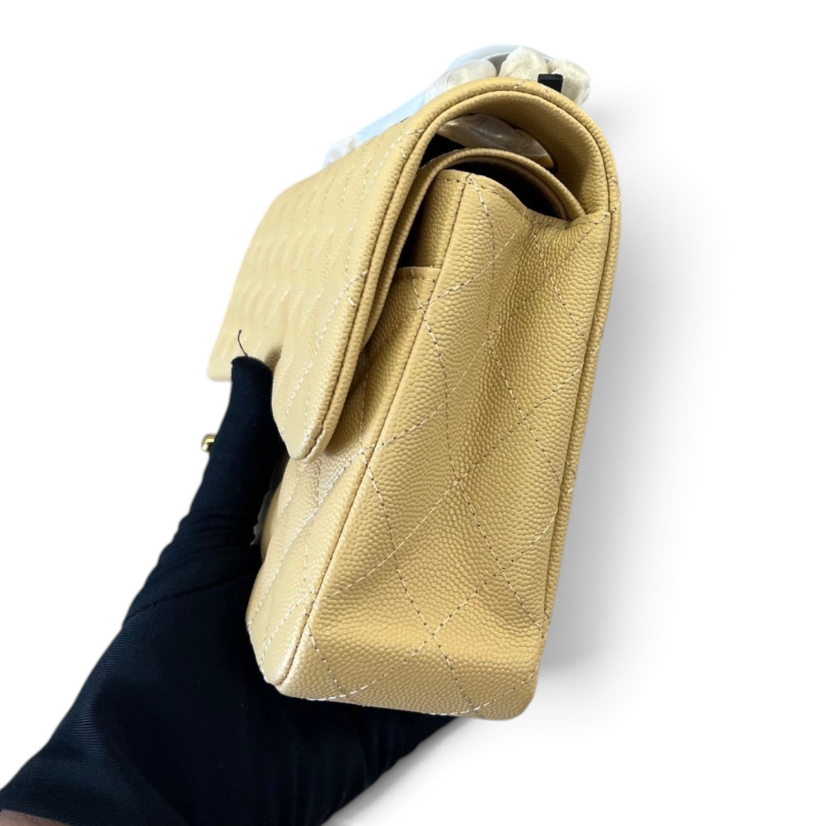 SWORD LUXURY bej rengi kapitone desenli caviar deri Chanel Classic Double Flap çanta yan görünümü