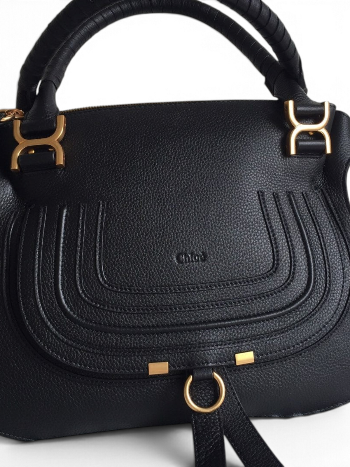 SWORD LUXURY Chloé Marcie siyah damarlı deri çanta, altın tonlu donanım ve ikonik kavisli dikiş detaylarına sahip.