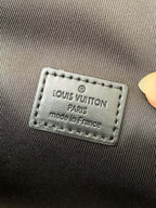 SWORD LUXURY Steamer Mini çanta iç kısmında yer alan Louis Vuitton Paris made in France deri etiket detayı.