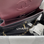SWORD LUXURY siyah caviar deri Chanel çanta, altın donanımlı ve bordo iç astarlı klasik kapaklı tasarım.