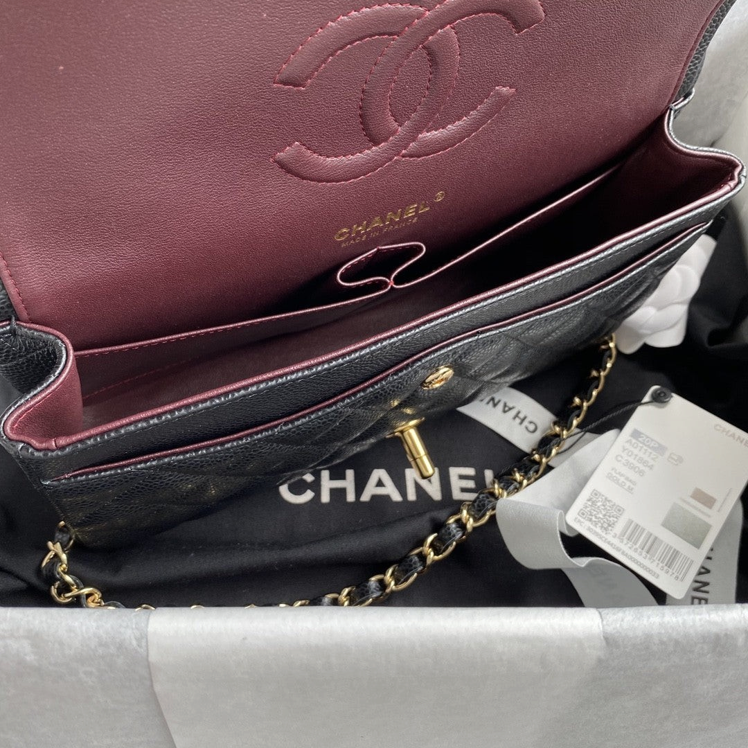 SWORD LUXURY siyah caviar deri Chanel çanta, altın donanımlı ve bordo iç astarlı klasik kapaklı tasarım.