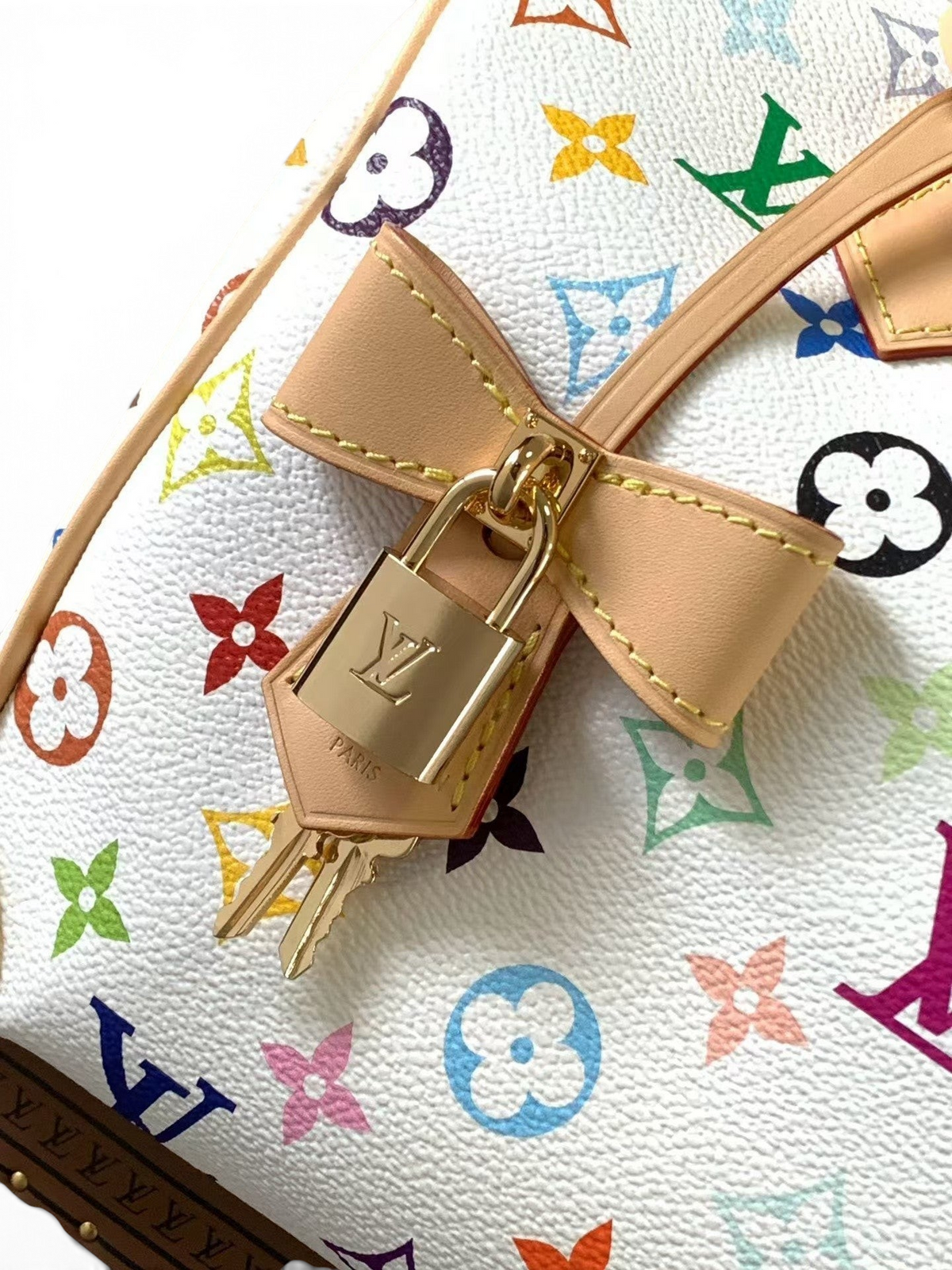 SWORD LUXURY Speedy Bandoulière 25 çanta, beyaz kanvas üzerinde renkli monogram desenli, deri fiyonklu ve altın kilitli