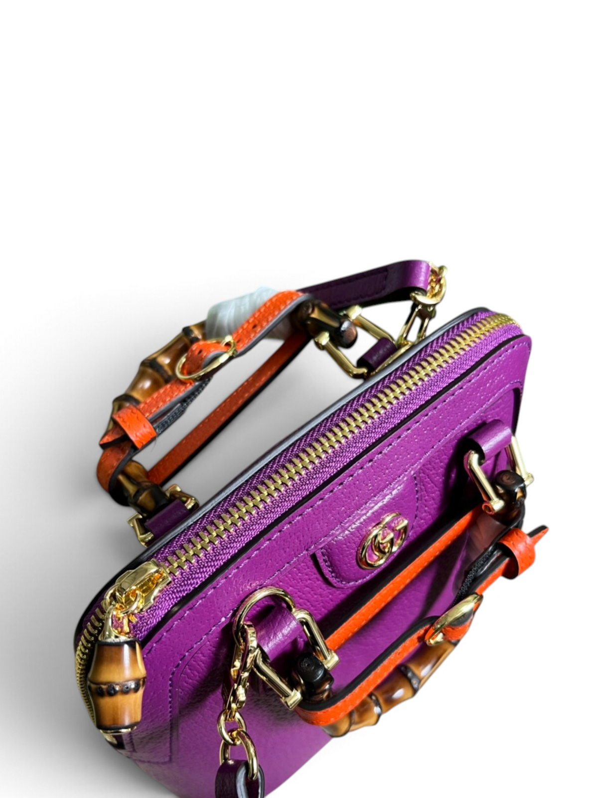 SWORD LUXURY imzalı, mor deri, bambu saplı ve turuncu detaylı, altın donanımlı şık Gucci Diana el çantası.