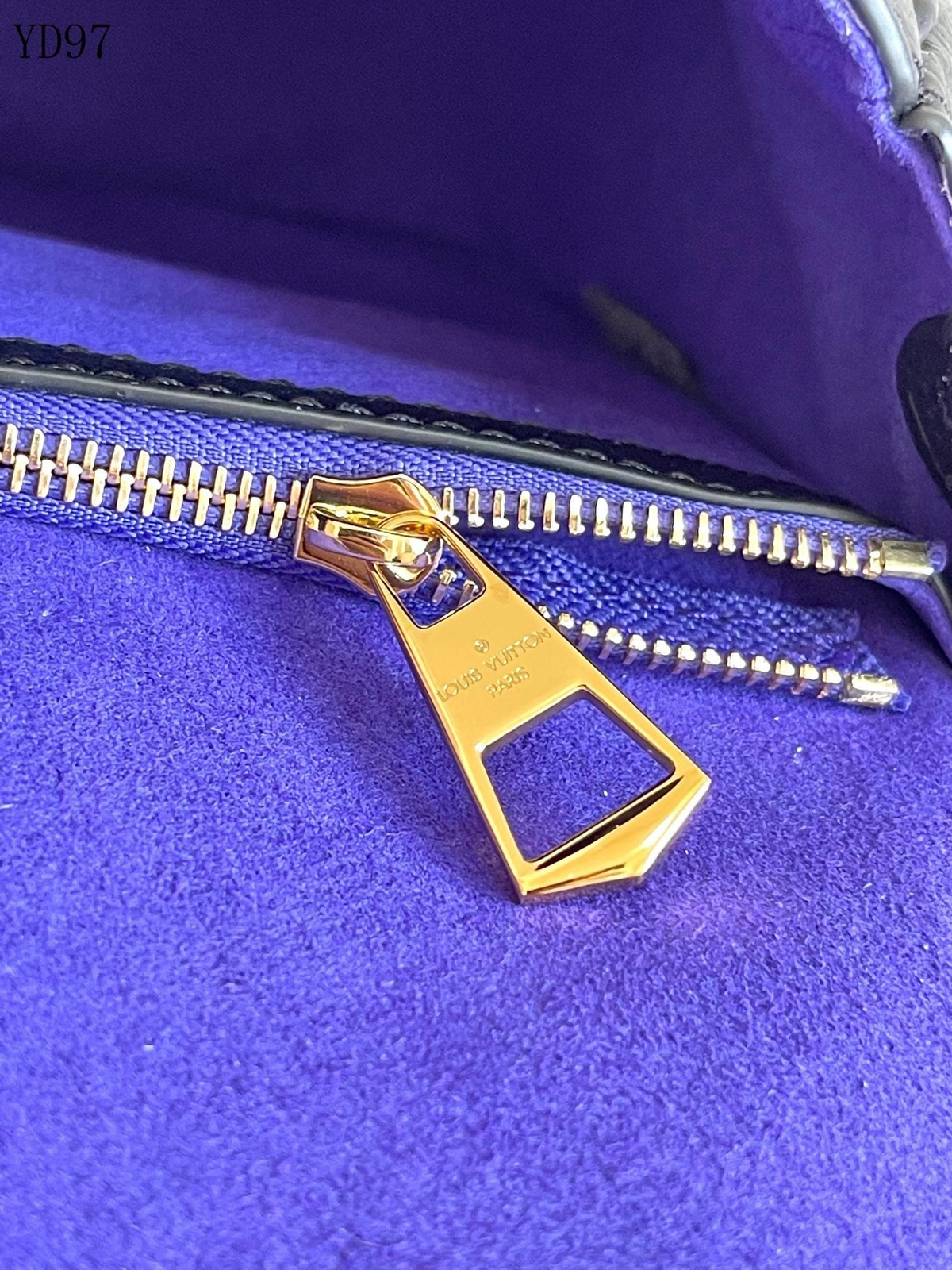 SWORD LUXURY Louis Vuitton Diane çanta iç kısmında altın tonlu fermuar detayı ve mor süet astar detayı