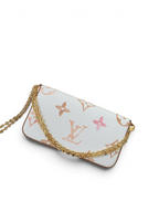SWORD LUXURY beyaz monogram kanvas Pochette Felicie çanta, altın zincir askı ve pastel pembe detaylar ile.