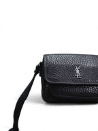 SWORD LUXURY siyah damarlı deri YSL Niki çanta, ön kapakta ikonik metalik monogram ve ayarlanabilir askı detayı.
