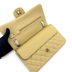 SWORD LUXURY bej renkli, kapitone desenli, caviar deri Chanel Classic Double Flap çanta, iç detayları ve fermuarlı bölmesi