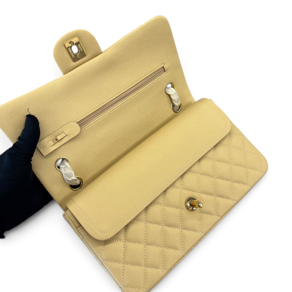 SWORD LUXURY bej renkli, kapitone desenli, caviar deri Chanel Classic Double Flap çanta, iç detayları ve fermuarlı bölmesi