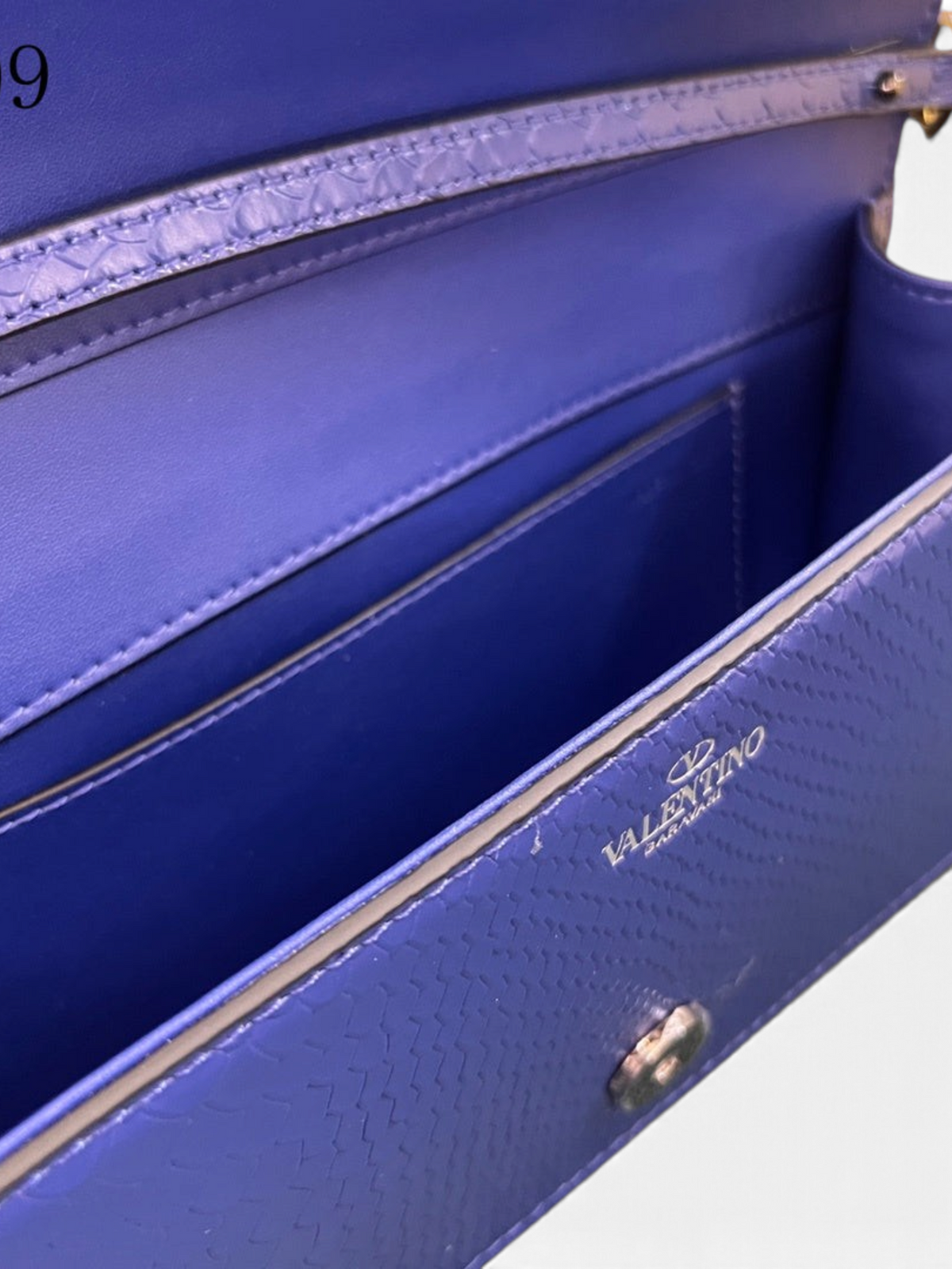 SWORD LUXURY Valentino Garavani VLogo Signature mor mavi renkli dokulu Ayers deri çanta iç görünümü