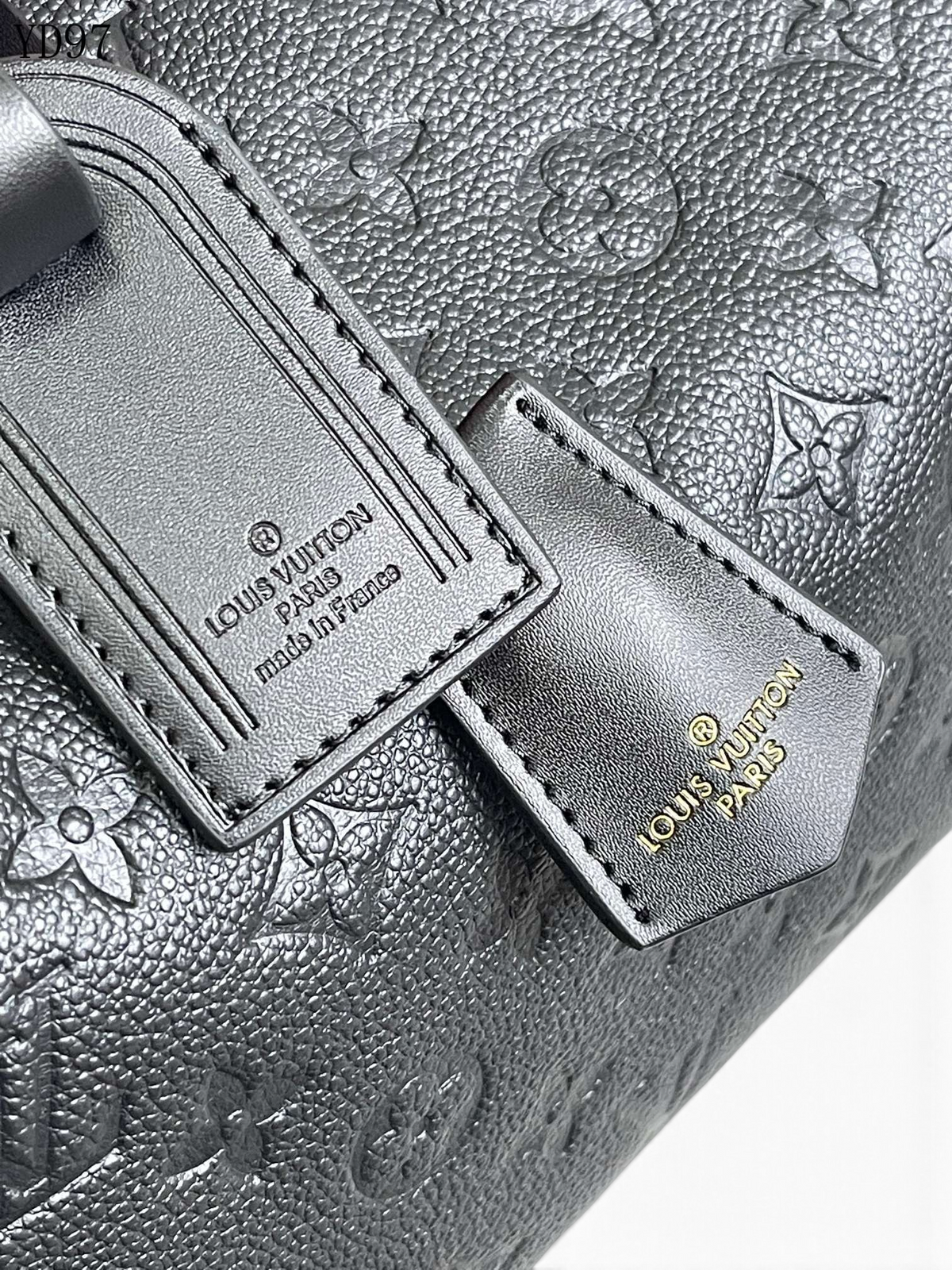 SWORD LUXURY Louis Vuitton Speedy Bandoulière 25 çanta, siyah kabartmalı Monogram Empreinte deri detayları ve logosu.