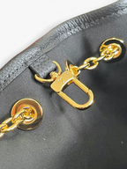 SWORD LUXURY Louis Vuitton Bundle çanta detayında altın tonlu metal kanca ve halka mekanizması