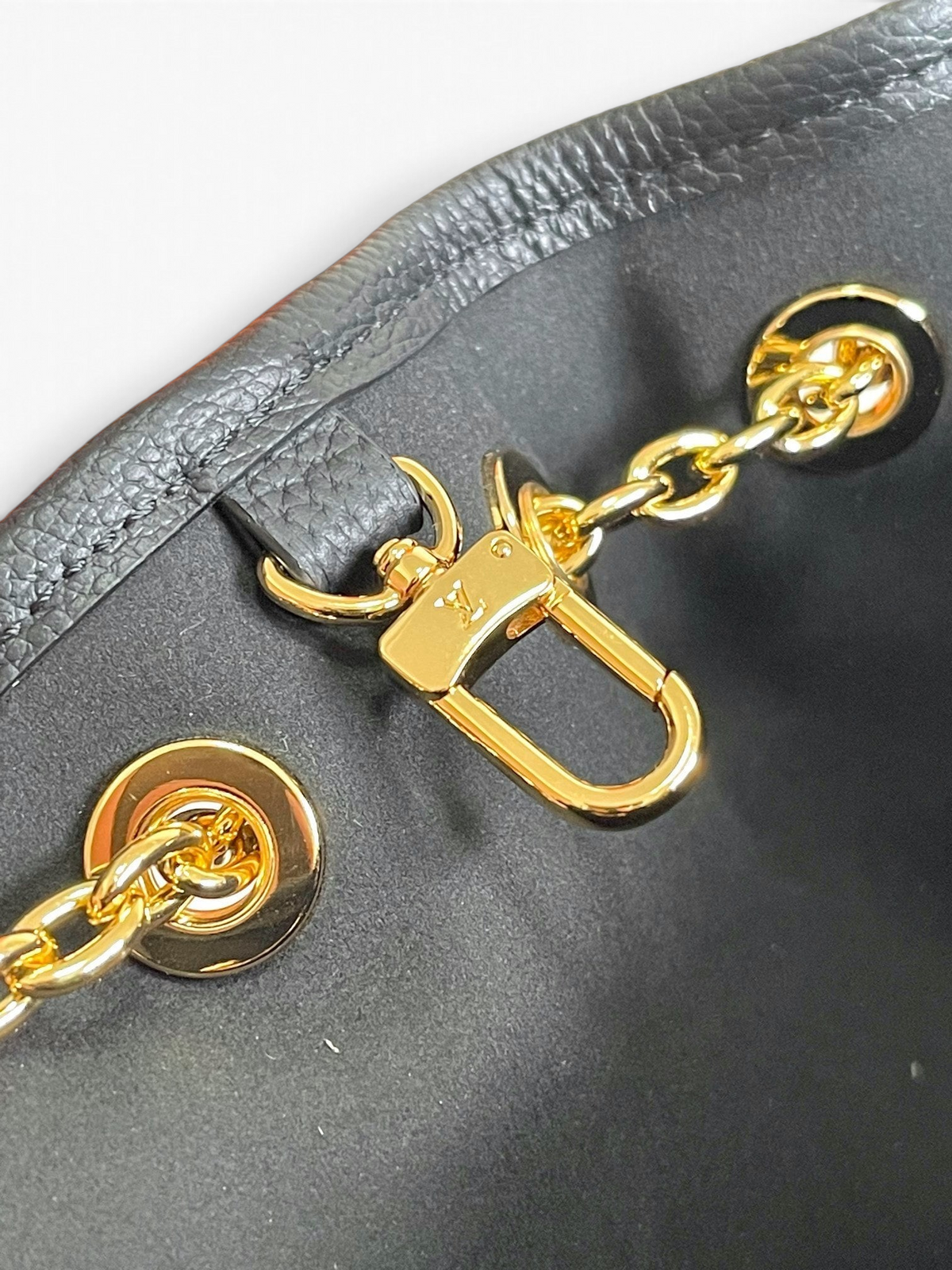 SWORD LUXURY Louis Vuitton Bundle çanta detayında altın tonlu metal kanca ve halka mekanizması