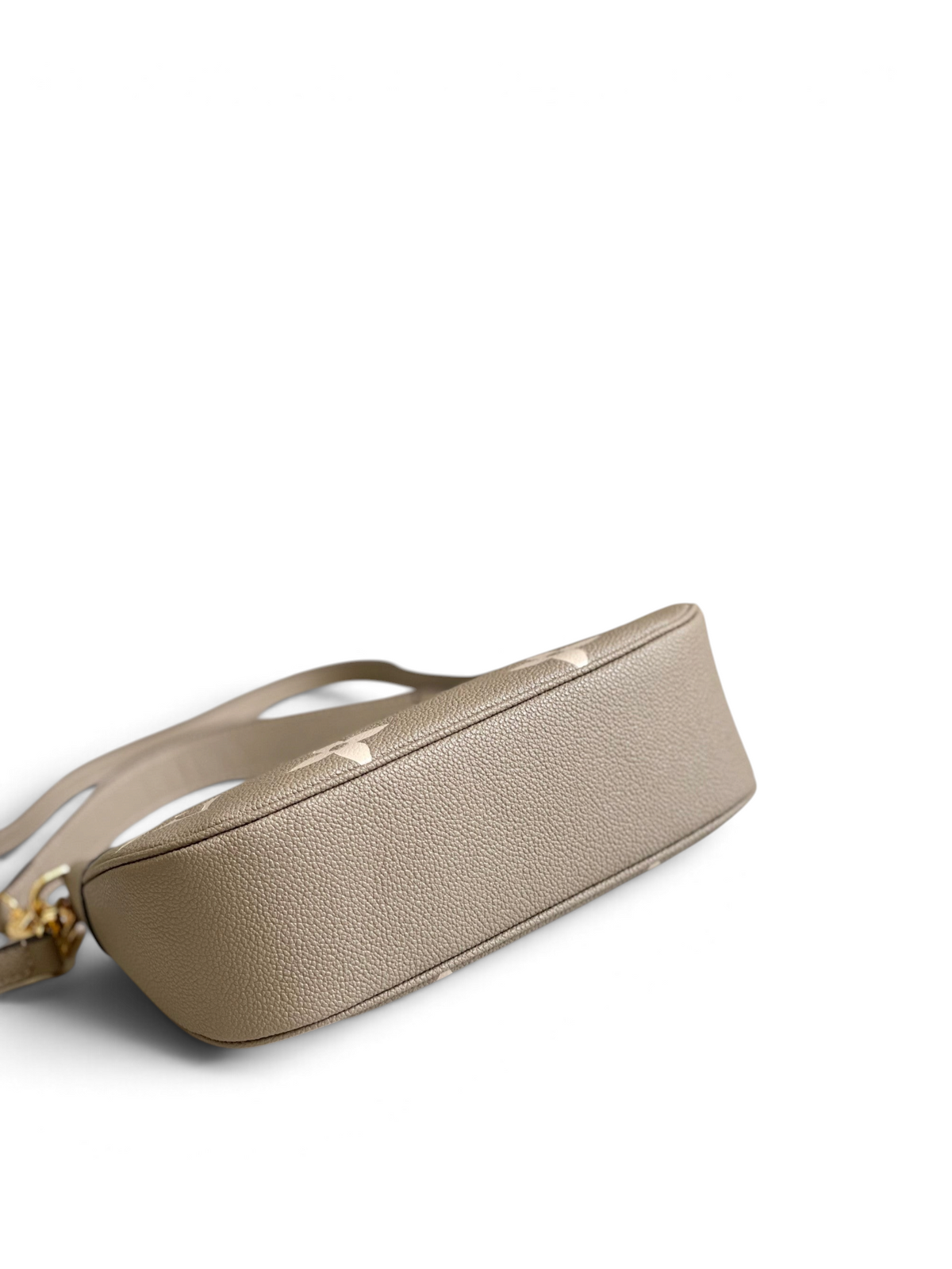 SWORD LUXURY krem rengi Monogram Empreinte deri Mini Moon çanta, kavisli silüeti ve altın tonlu detaylarıyla.