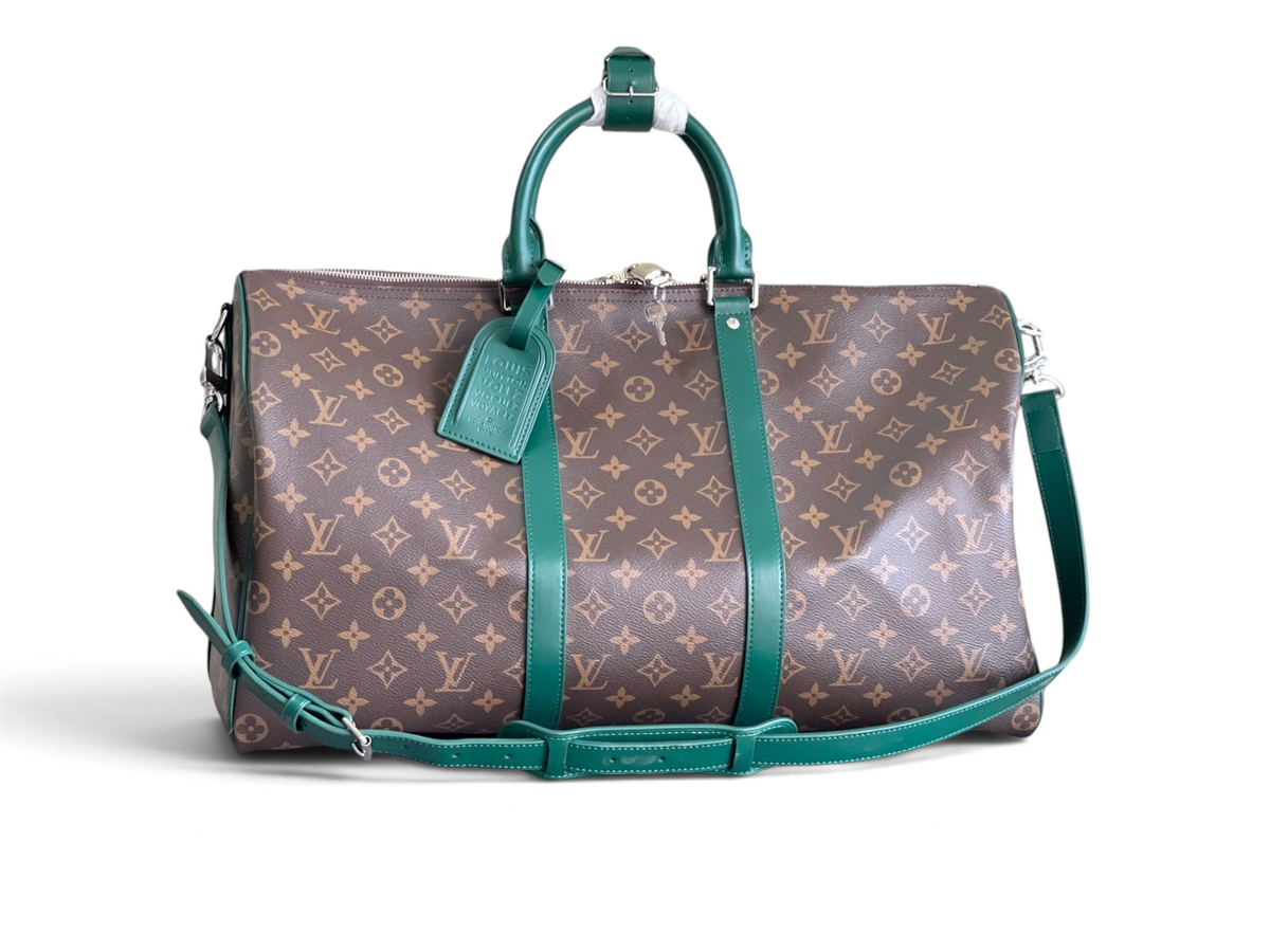 SWORD LUXURY Louis Vuitton Keepall Bandoulière 50 seyahat çantası, ikonik monogram kanvas ve yeşil deri detaylı.