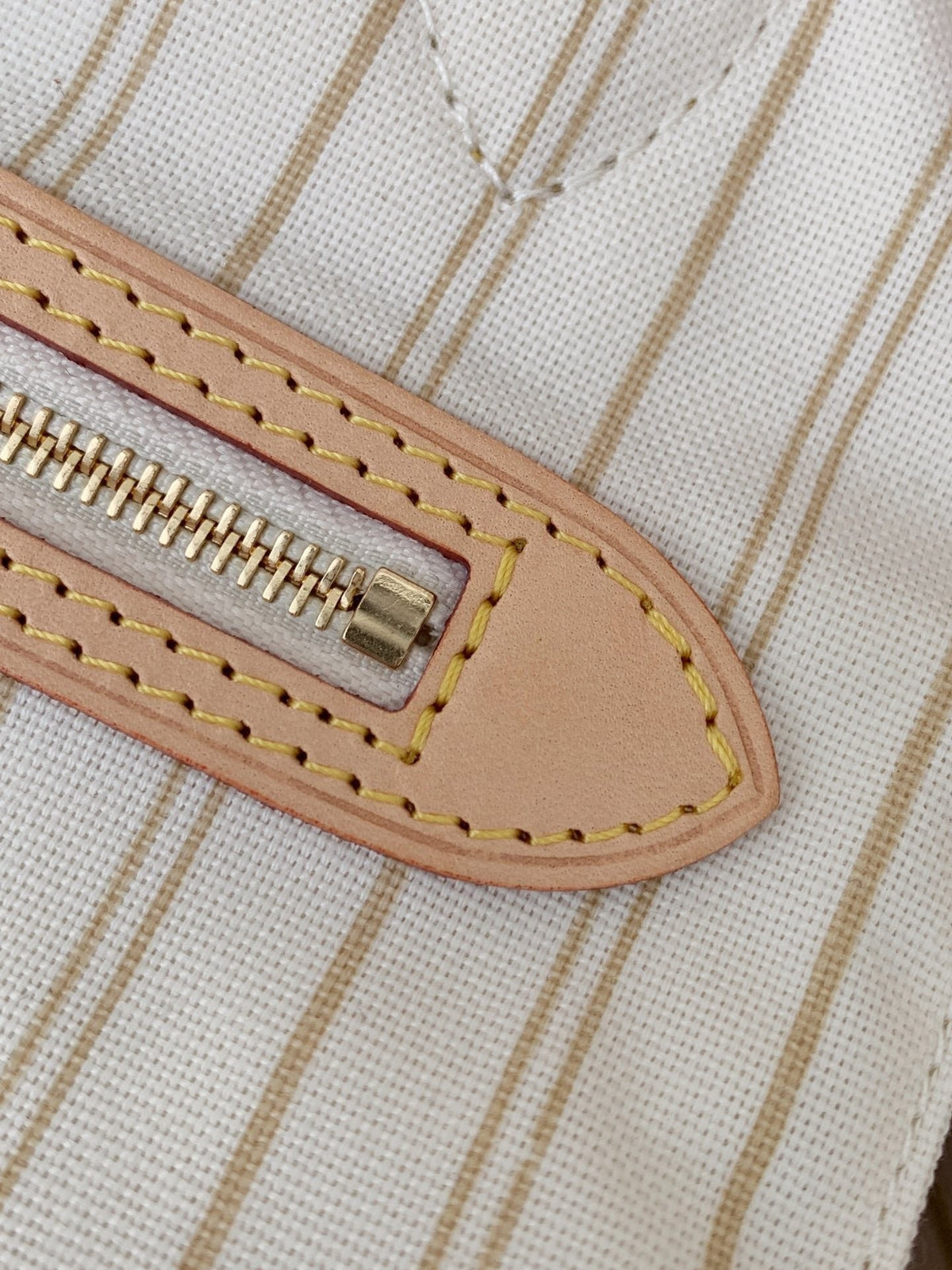 SWORD LUXURY Neverfull MM çanta iç kısmında bej deri detaylı fermuar ve çizgili astar detayı.