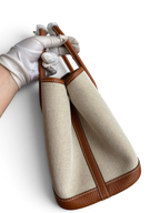 SWORD LUXURY Hermès Garden Party 30 çanta, bej kanvas ve kahverengi deri detaylı, kutusunda tutulan zarif tasarım.