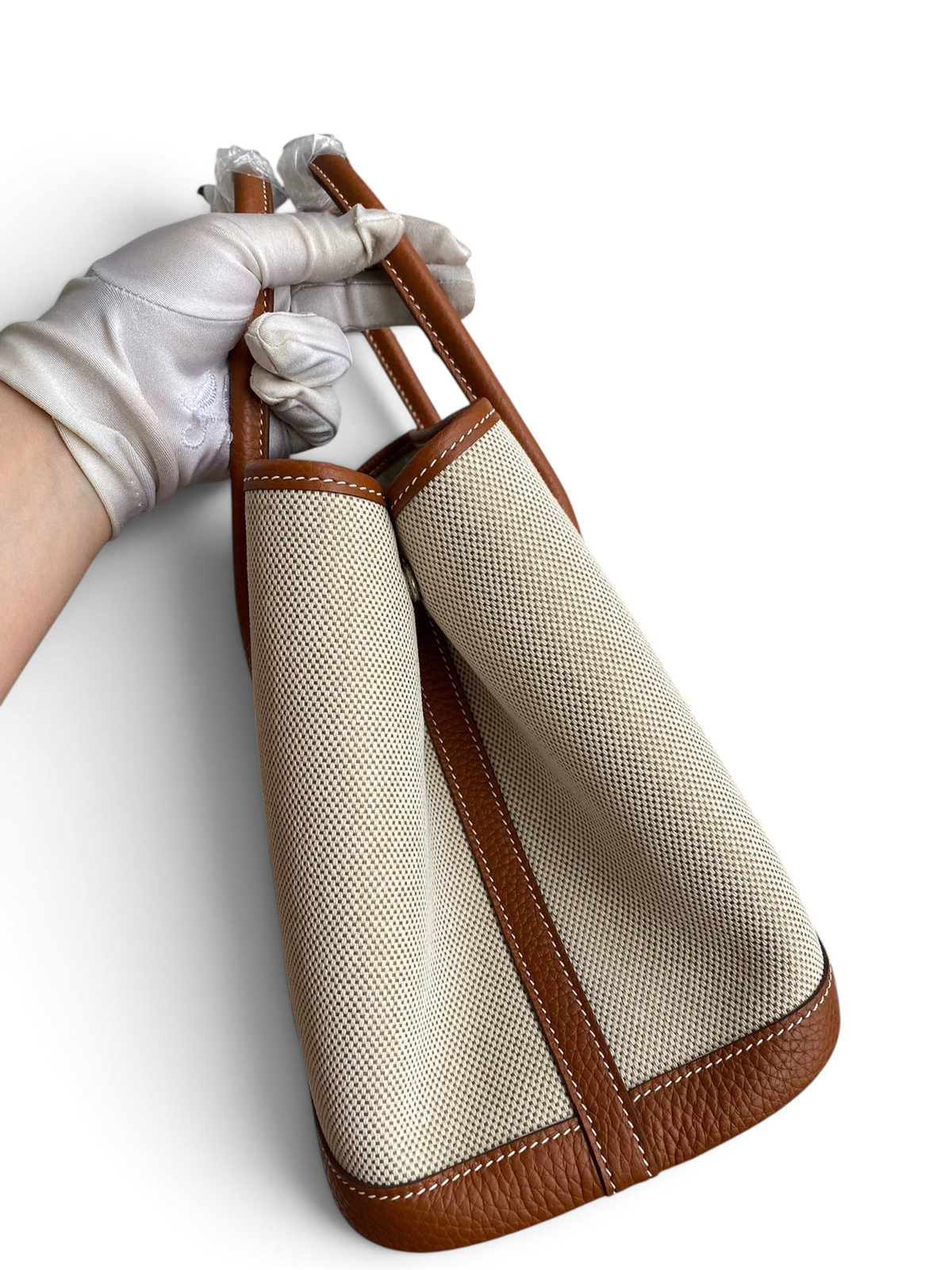 SWORD LUXURY Hermès Garden Party 30 çanta, bej kanvas ve kahverengi deri detaylı, kutusunda tutulan zarif tasarım.