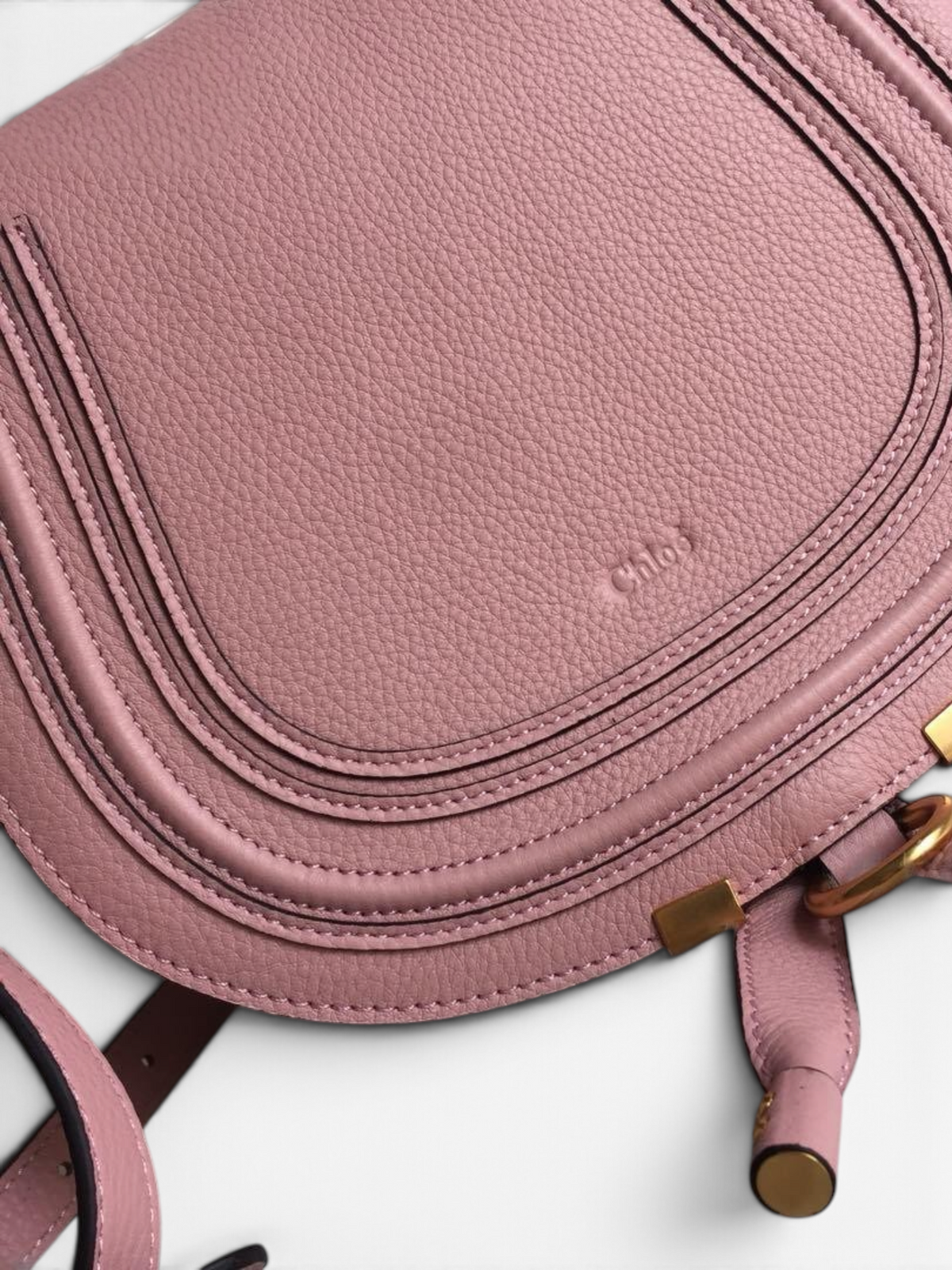 SWORD LUXURY Chloé Marcie pembe damarlı deri omuz çantası, altın tonlu metal detaylı ve ikonik kavisli kapaklı tasarım.