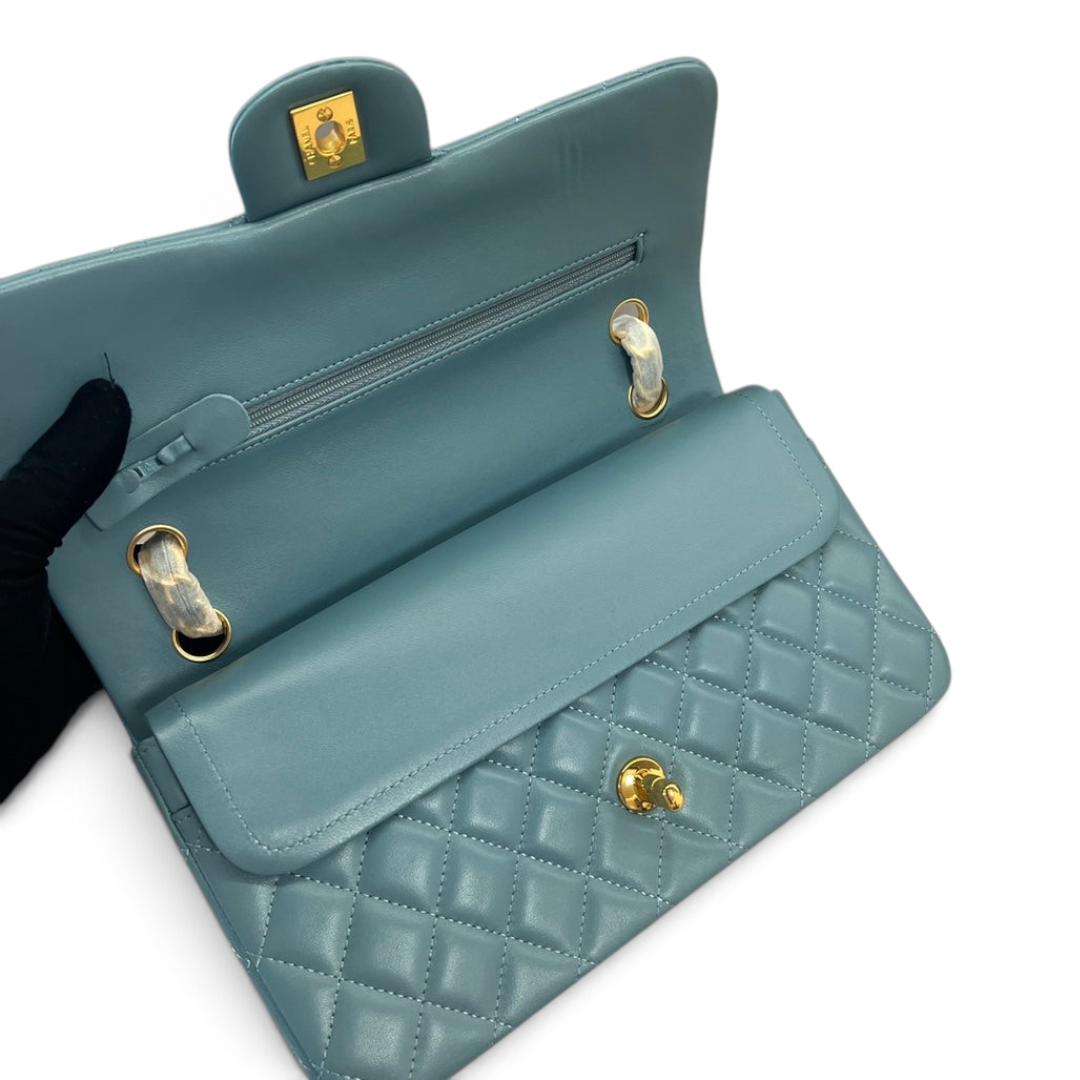 SWORD LUXURY marka, elmas kapitone desenli, lila rengi, altın donanımlı Chanel Classic Double Flap deri çanta içi.