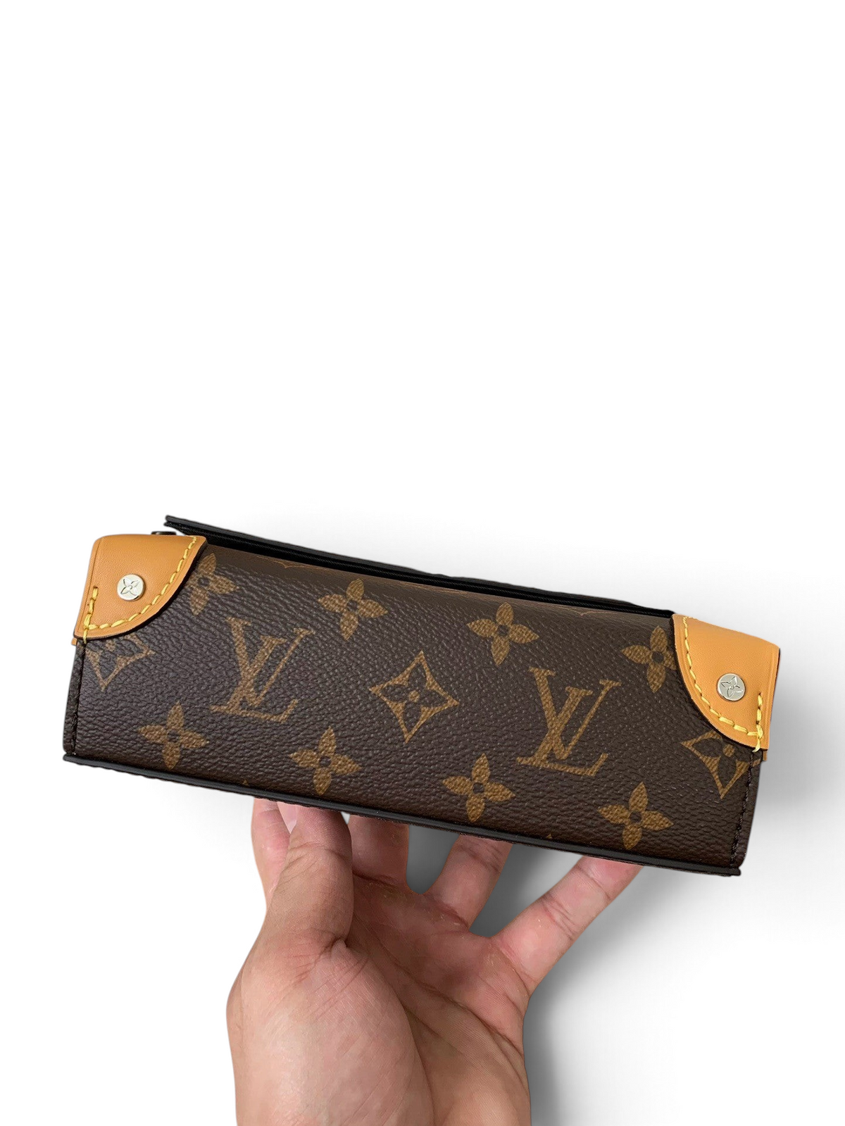 SWORD LUXURY Steamer Mini el çantası, ikonik monogram kanvas, deri detaylar ve şık kutusuyla sunuluyor.