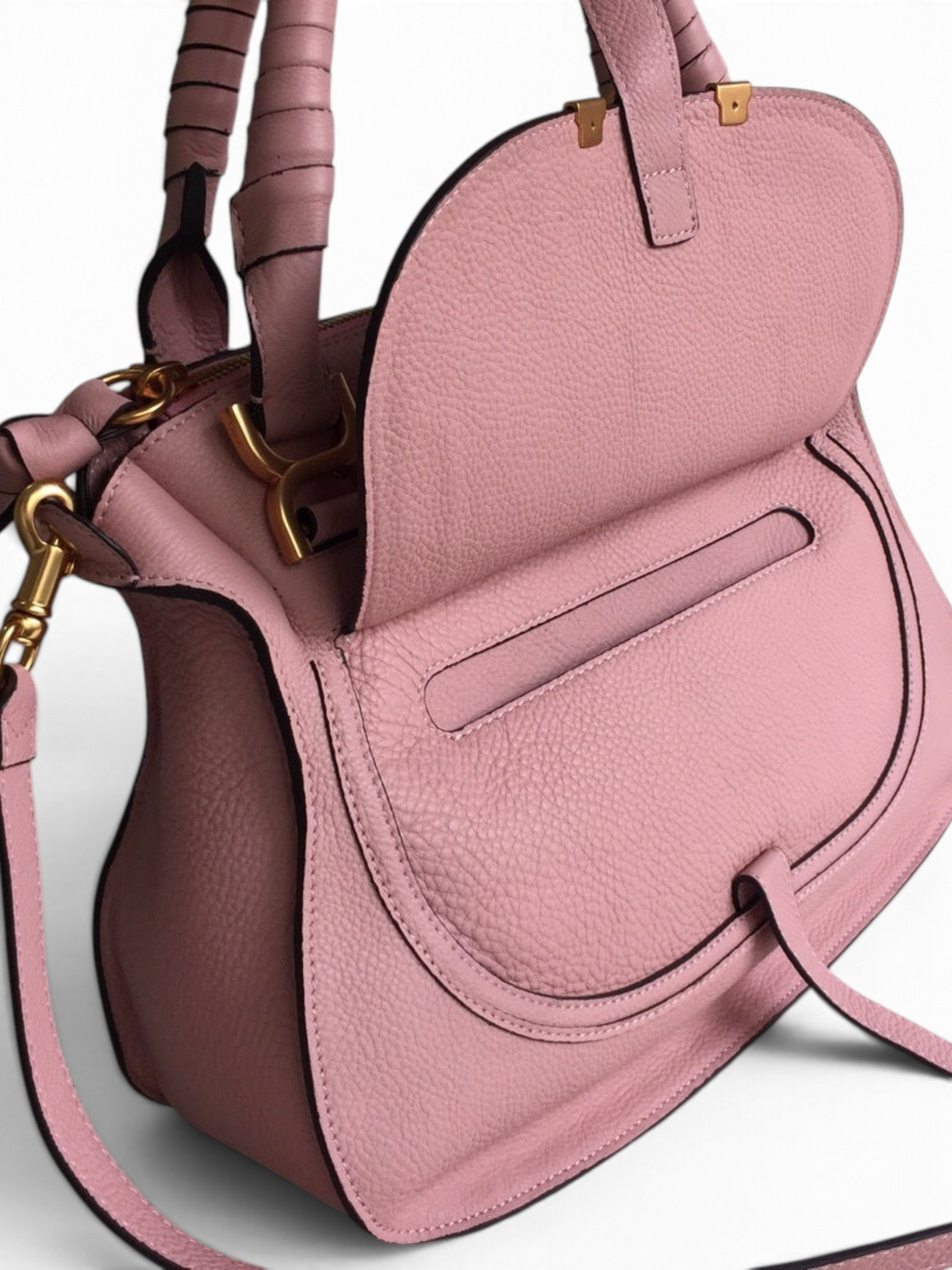 SWORD LUXURY pembe damarlı deri Chloé Marcie çanta, altın tonlu donanım ve ikonik kavisli dikiş detaylarına sahip.